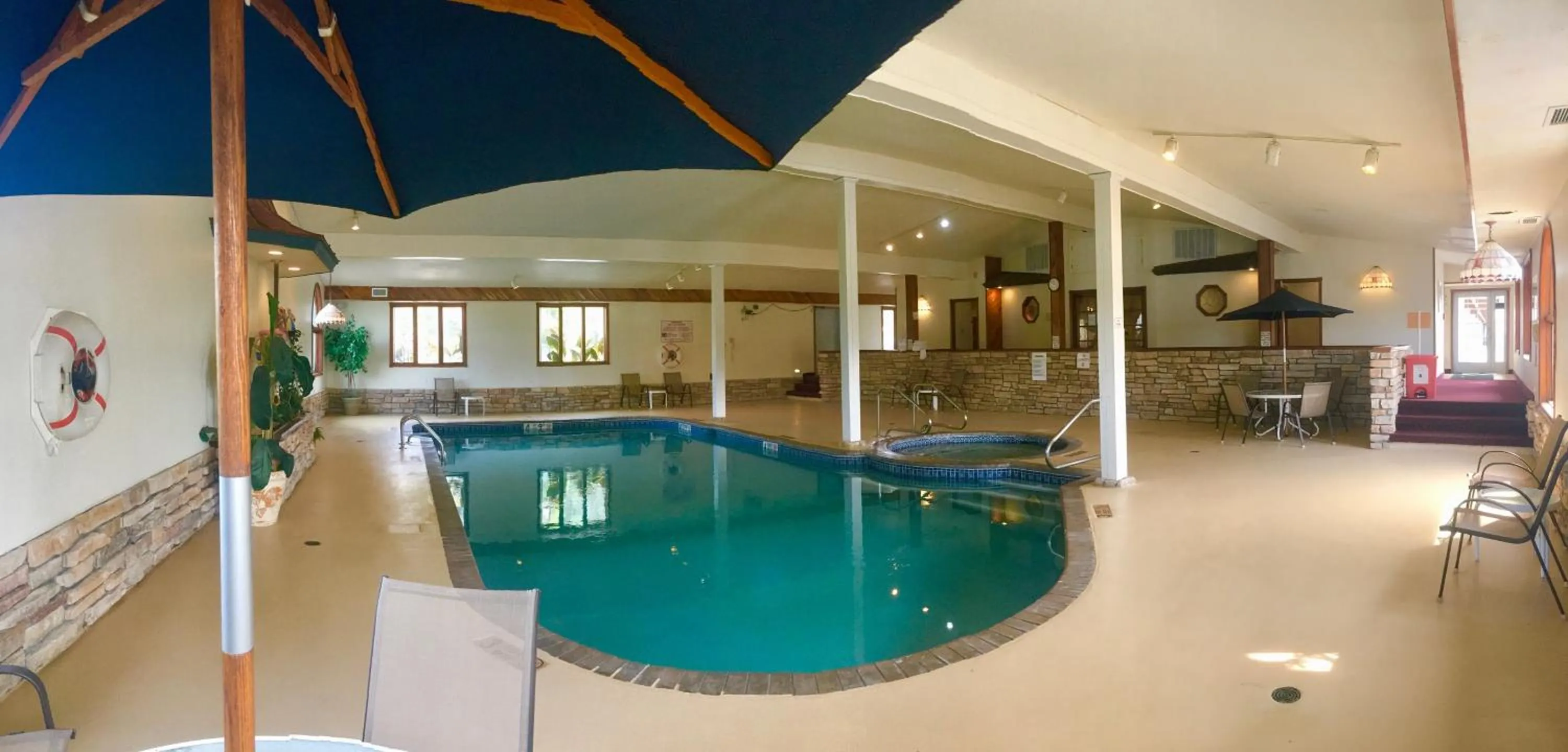 Pool view in Landmark Motor Inn