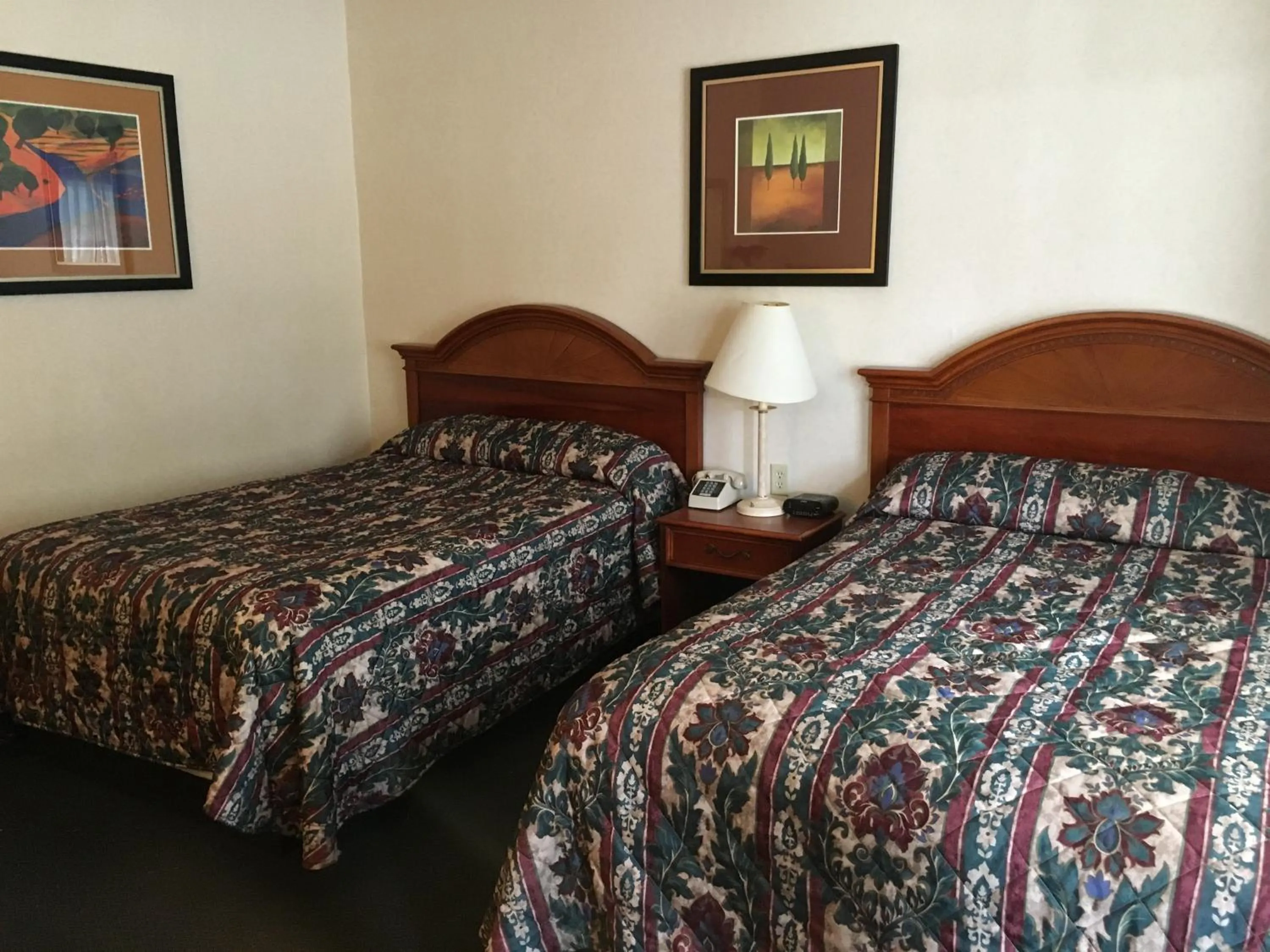 Bed in Landmark Motor Inn