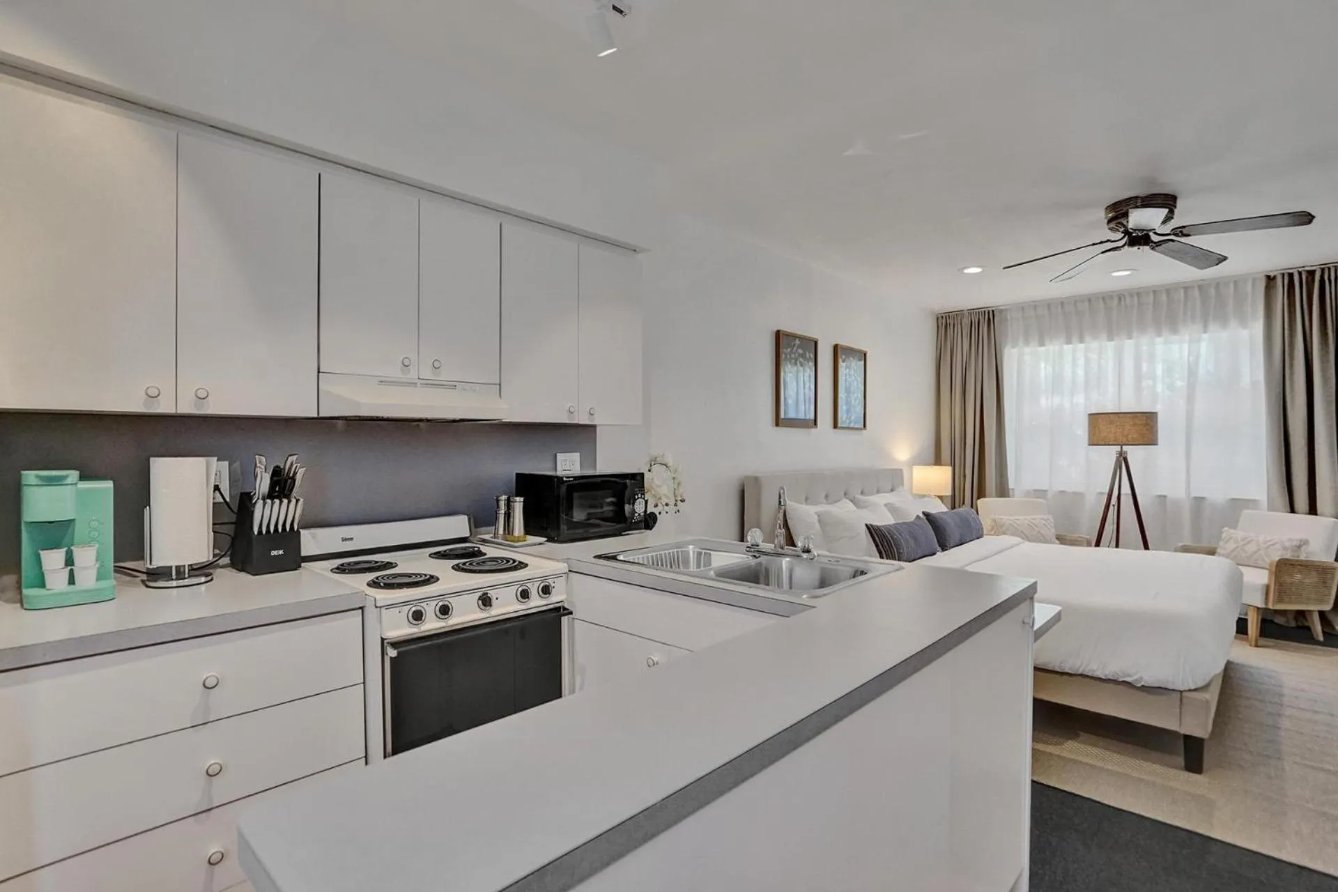 Bed in Suite #1 - Marine Villas Hollywood - 1 Bedroom