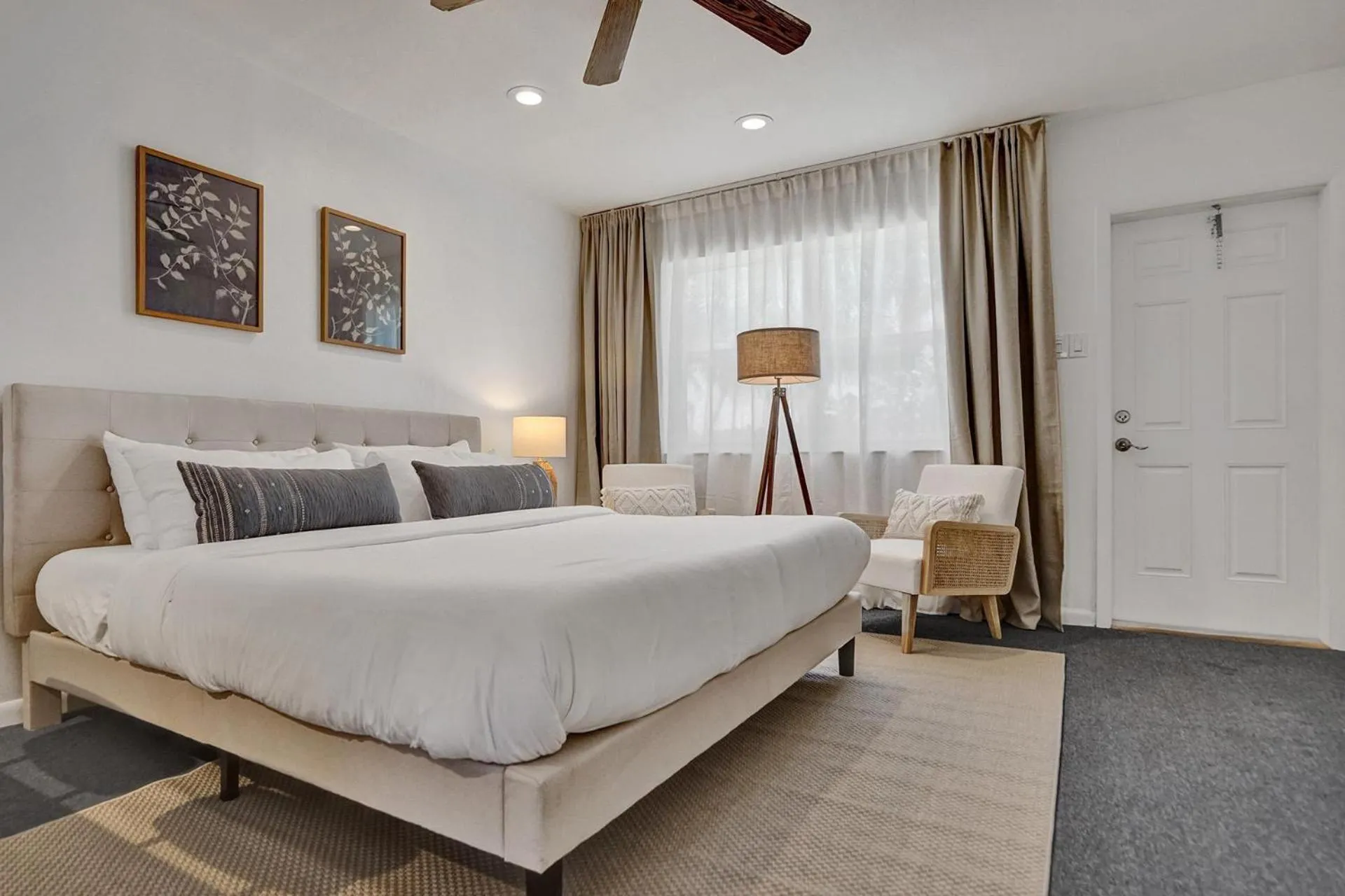 Bed in Suite #1 - Marine Villas Hollywood - 1 Bedroom