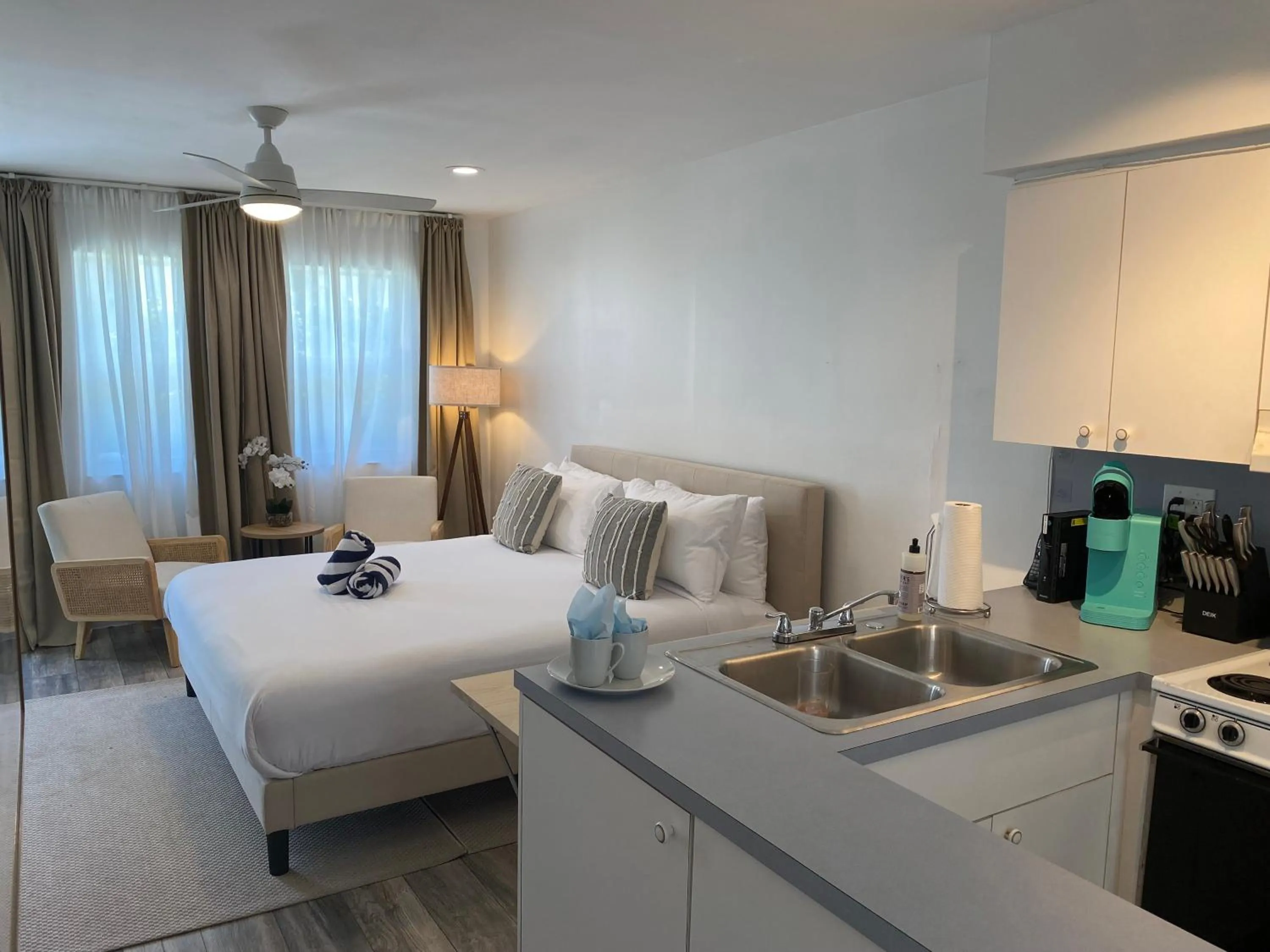 Bed in Suite #1 - Marine Villas Hollywood - 1 Bedroom
