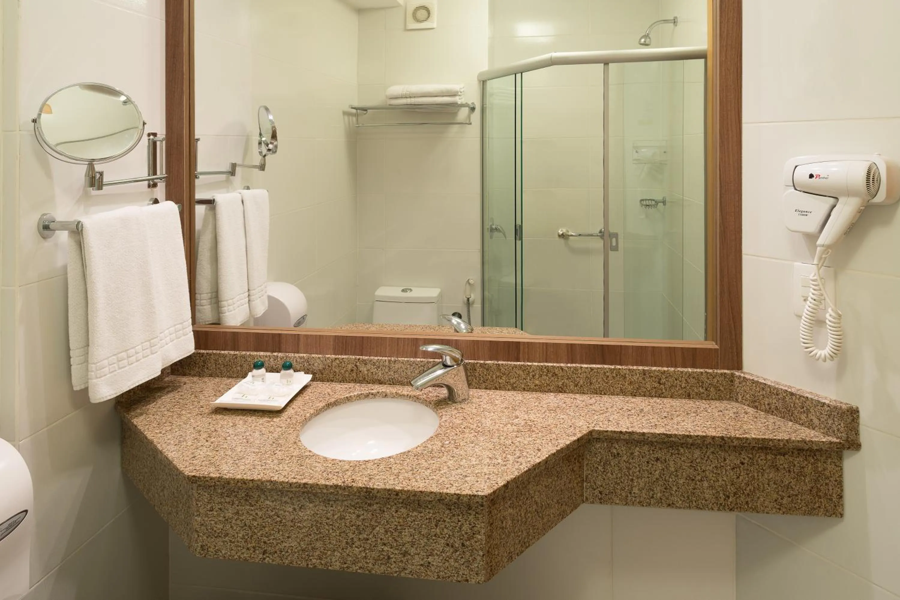 Bathroom in Hotel Laghetto Viale