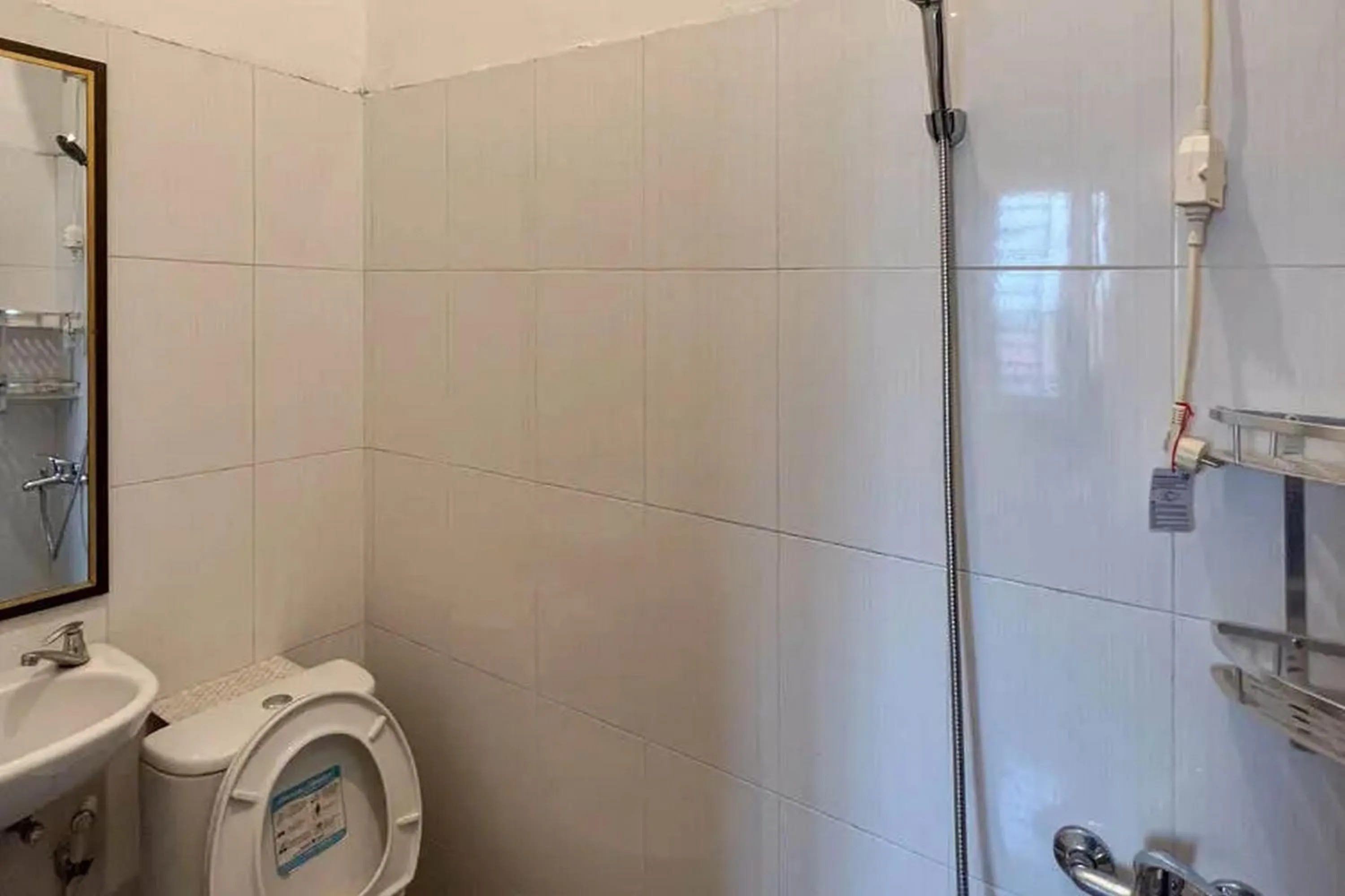 Bathroom in RedDoorz near Waterpark Citra Garden Medan