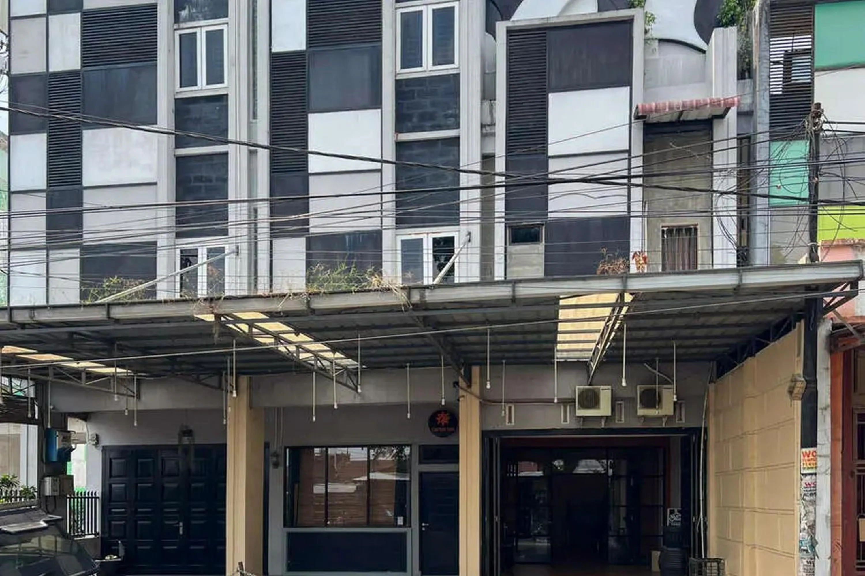 Property building in RedDoorz near Waterpark Citra Garden Medan