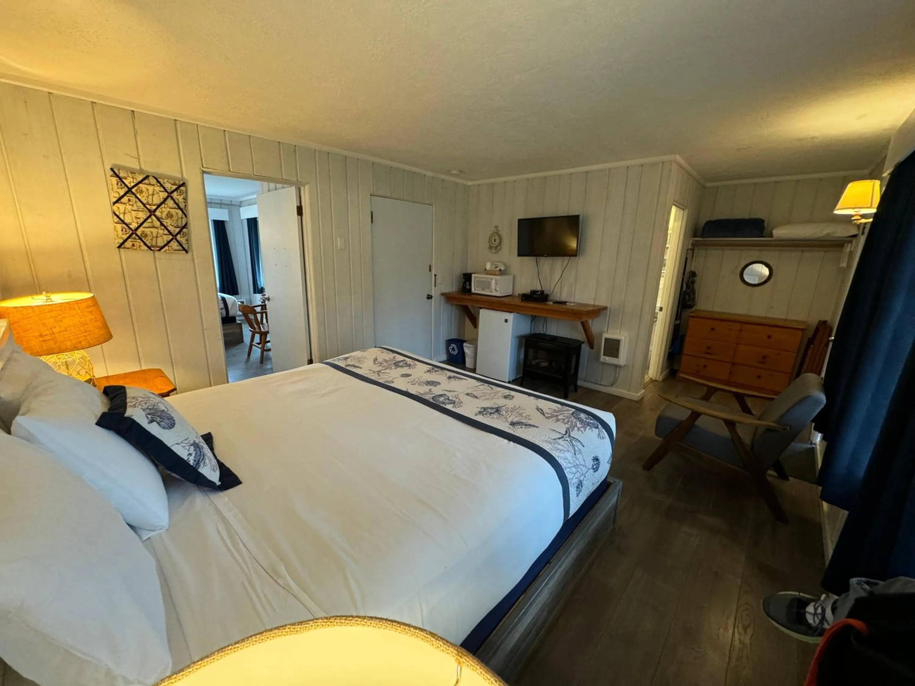 Bed in Tillicum Beach Motel - Formerly Deane's Oceanfront Lodge