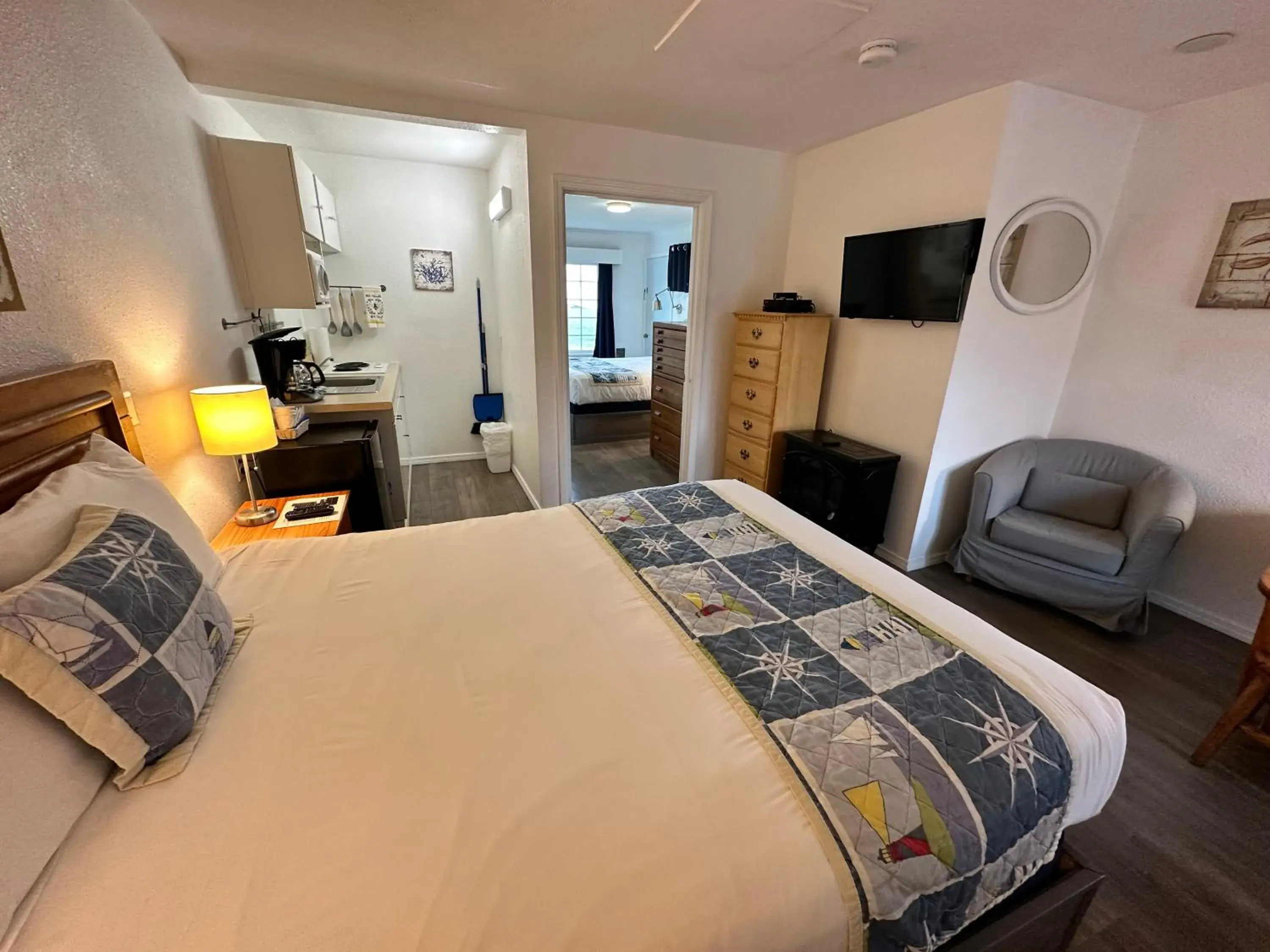 Queen Suite Oceanfront in Tillicum Beach Motel - Formerly Deane's Oceanfront Lodge Queen Suite Oceanfront in Tillicum Beach Motel - Formerly Deane's Oceanfront Lodge