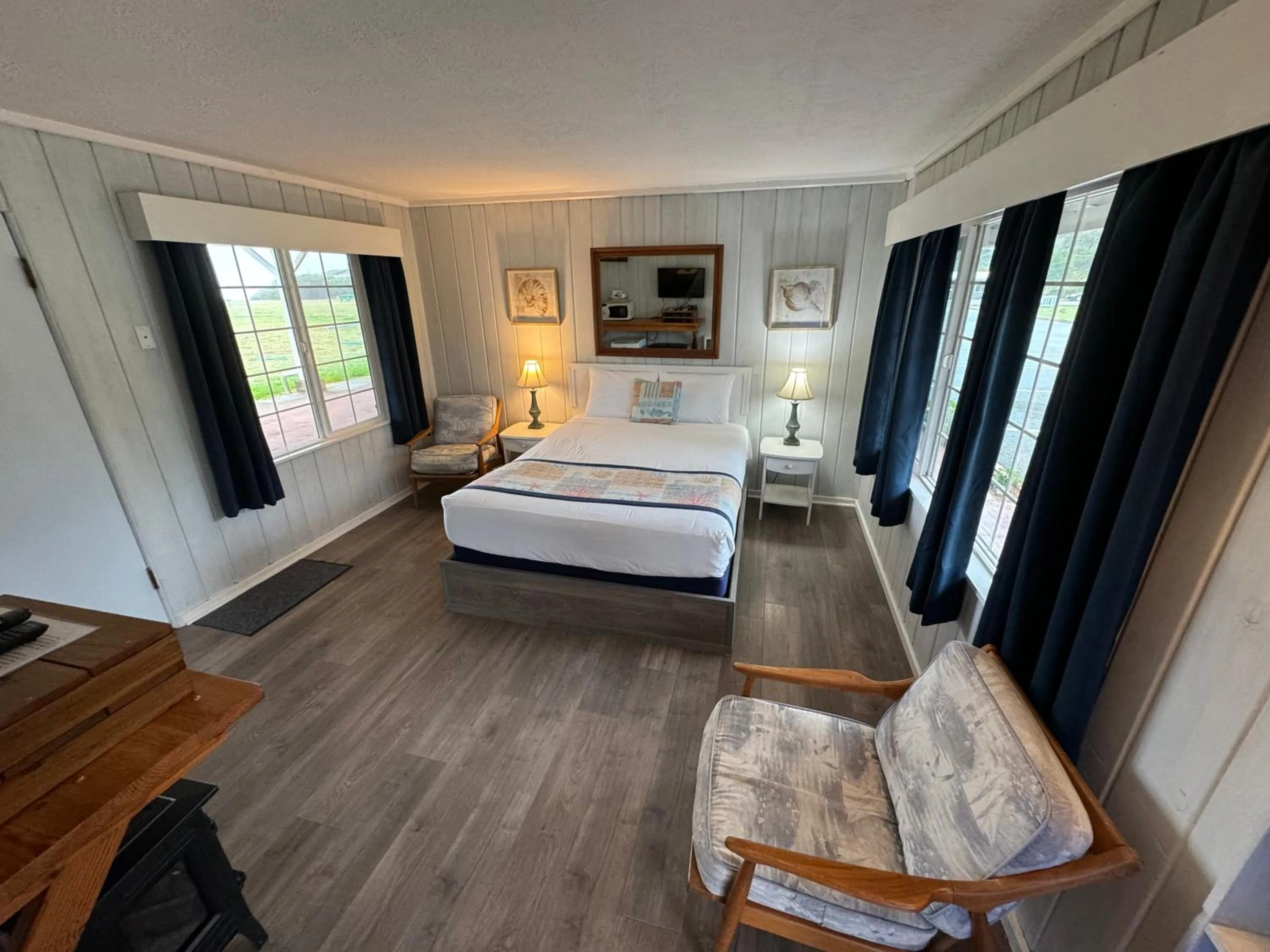 Photo of the whole room, Bed in Tillicum Beach Motel - Formerly Deane's Oceanfront Lodge