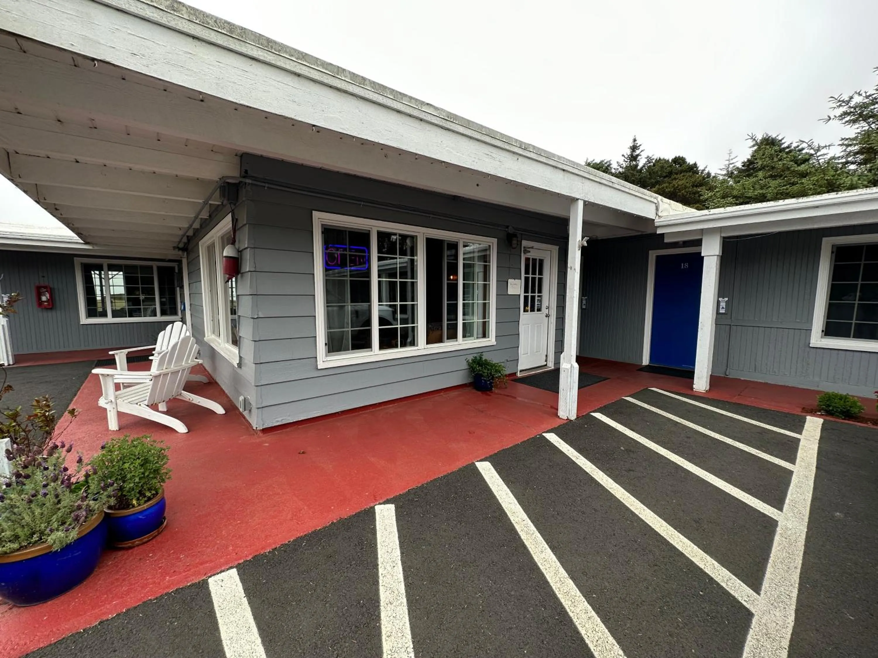 Property building in Tillicum Beach Motel - Formerly Deane's Oceanfront Lodge
