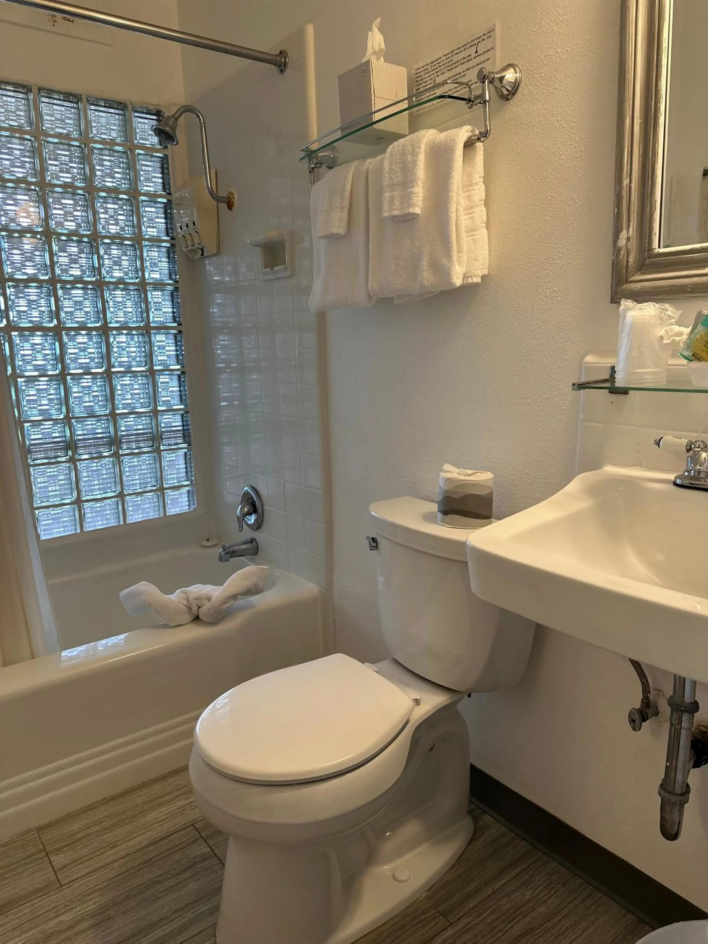 Bathroom in Tillicum Beach Motel - Formerly Deane's Oceanfront Lodge