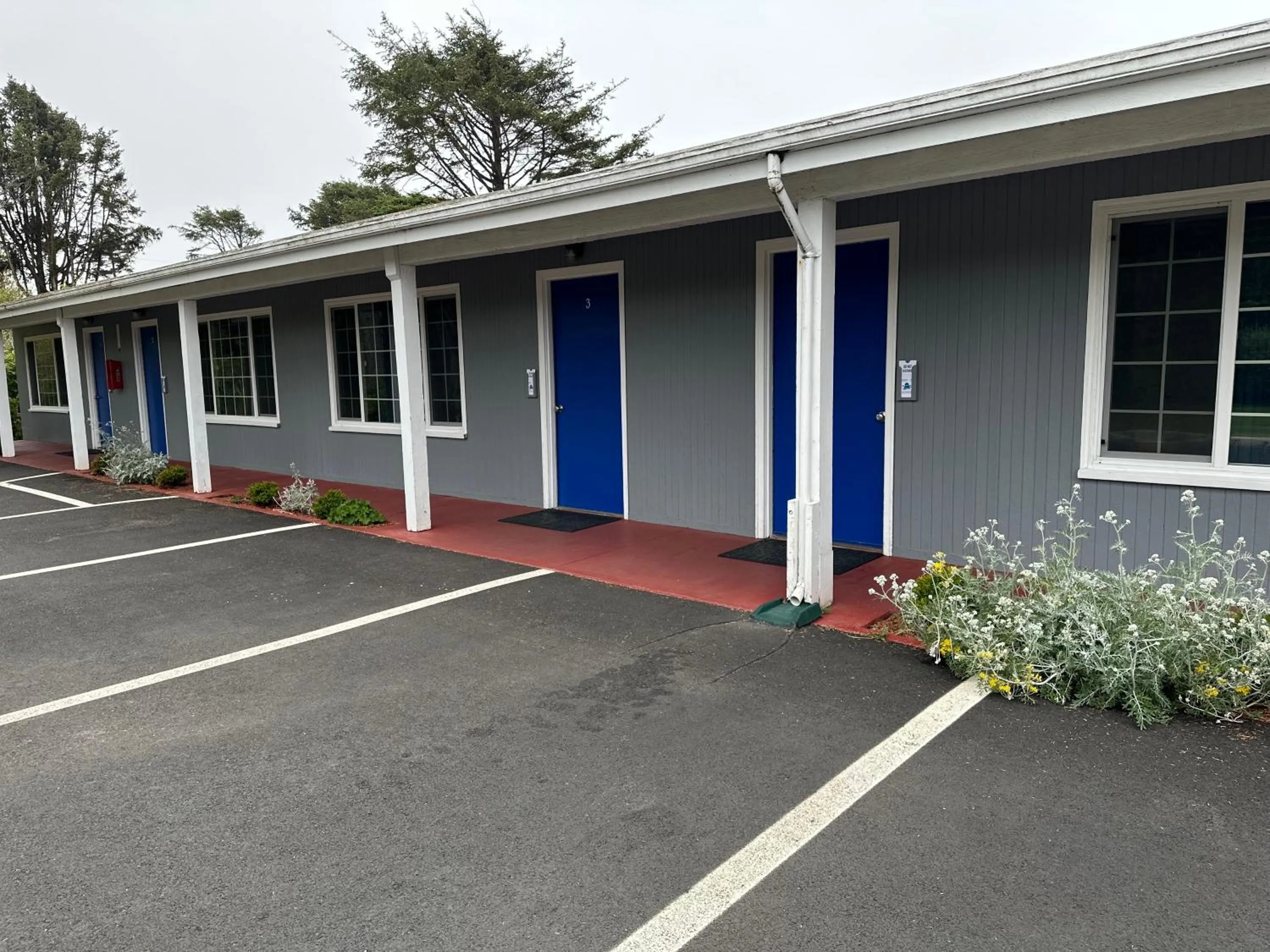 Property building in Tillicum Beach Motel - Formerly Deane's Oceanfront Lodge