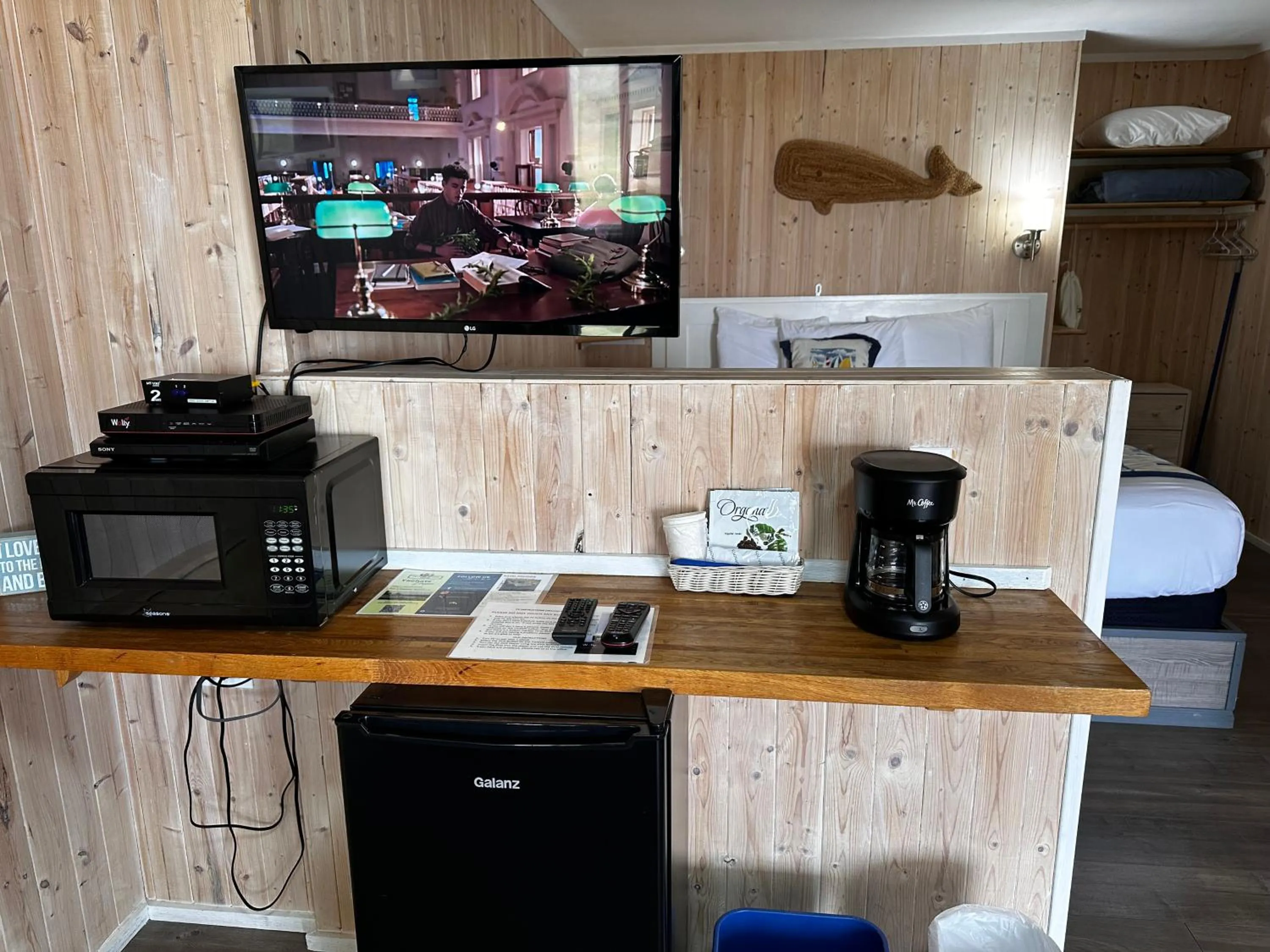 TV and multimedia in Tillicum Beach Motel - Formerly Deane's Oceanfront Lodge