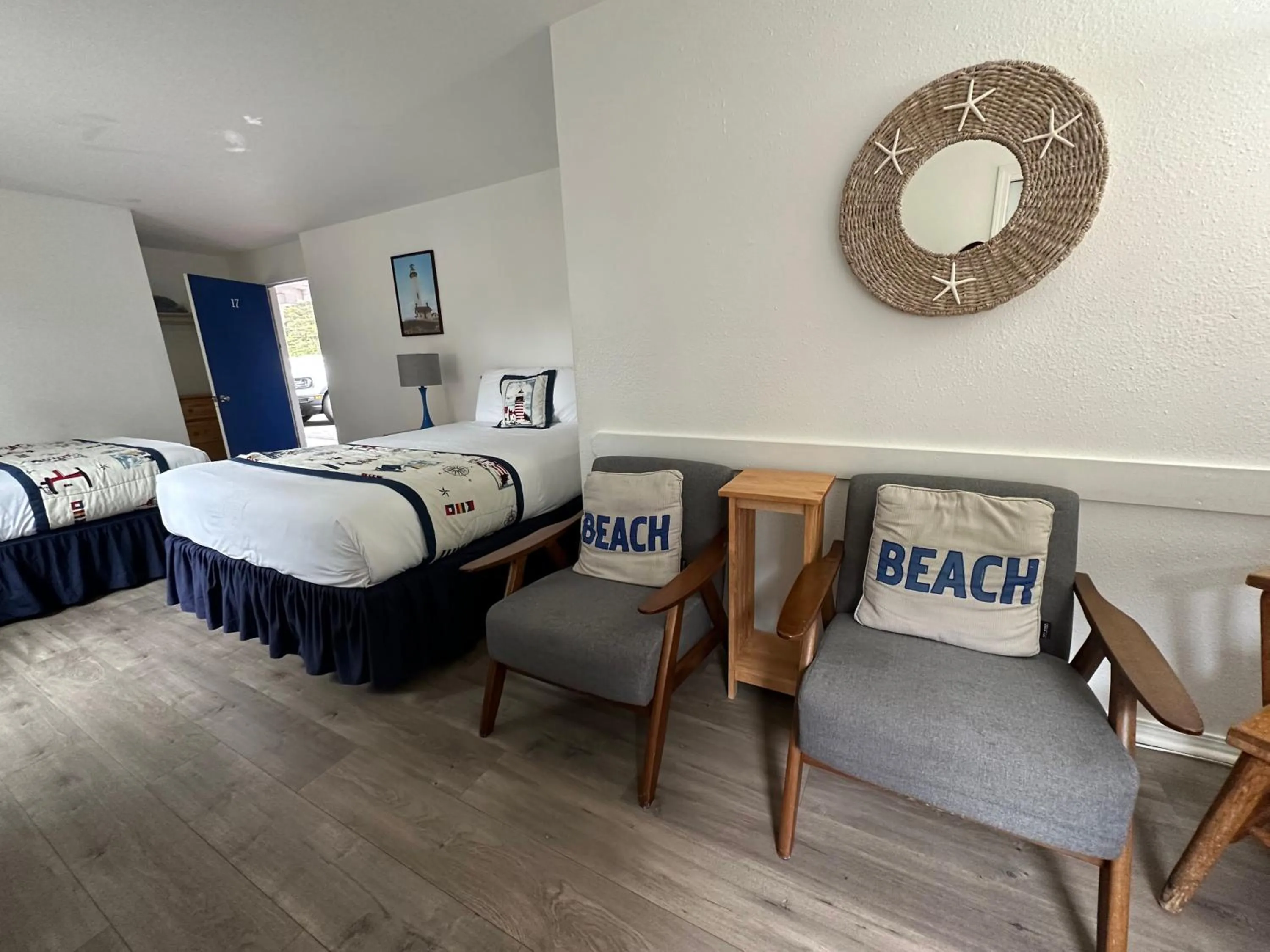 Photo of the whole room, Bed in Tillicum Beach Motel - Formerly Deane's Oceanfront Lodge