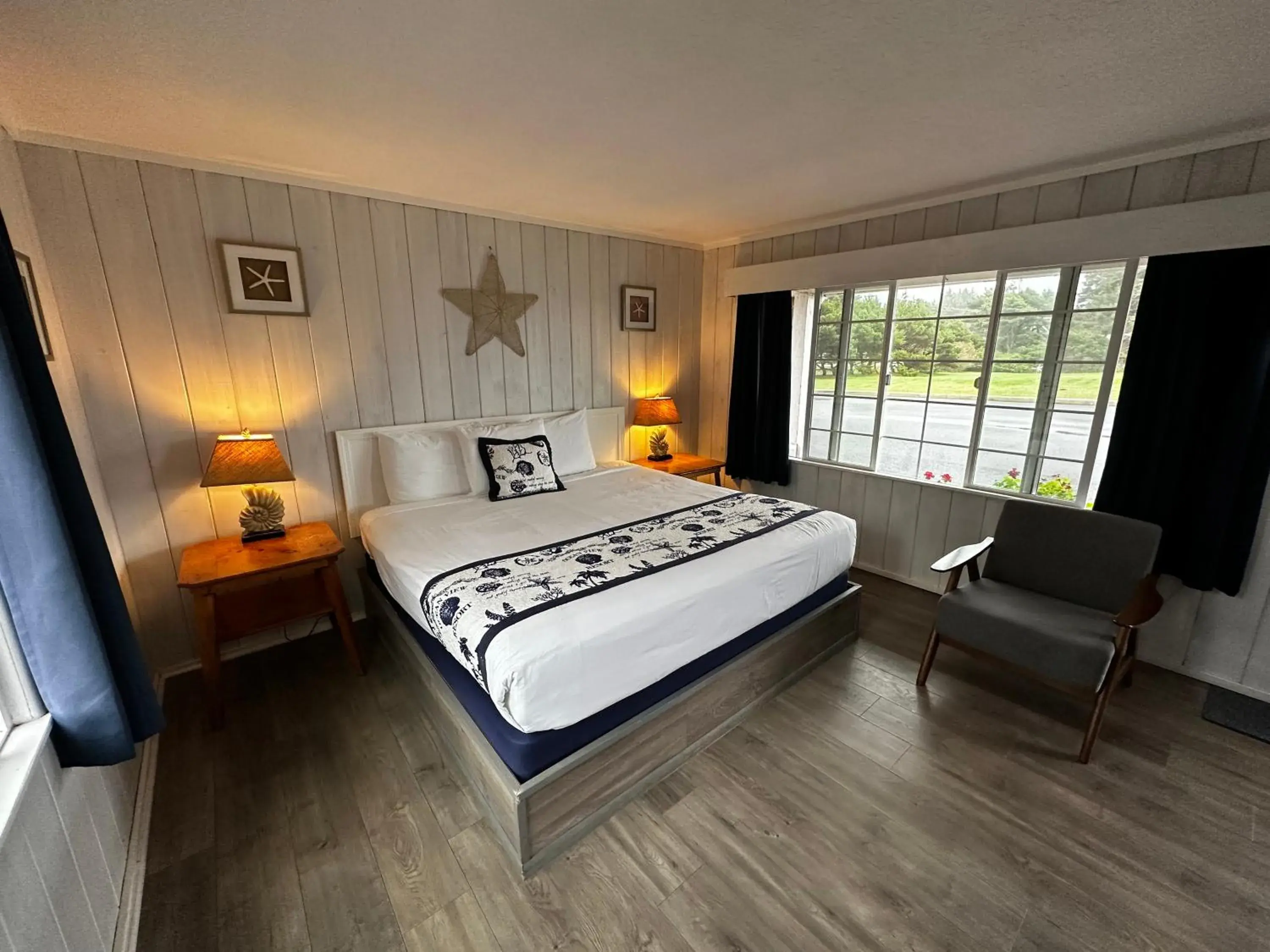 King Room Mountain View in Tillicum Beach Motel - Formerly Deane's Oceanfront Lodge King Room Mountain View in Tillicum Beach Motel - Formerly Deane's Oceanfront Lodge