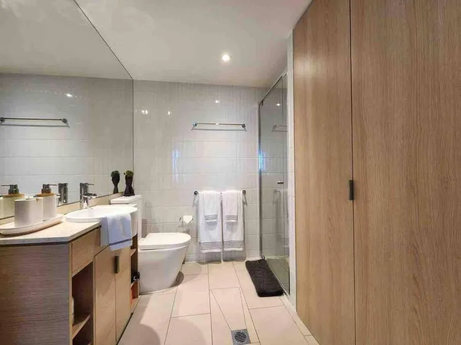Shower in Broadbeach Business or Leisure