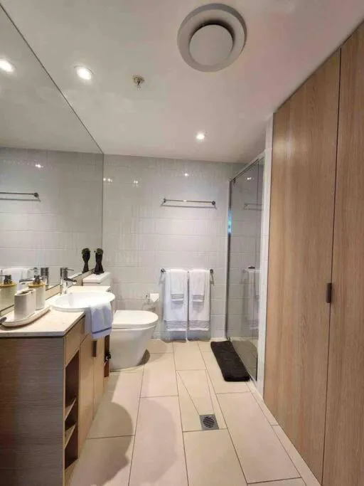 Toilet in Broadbeach Business or Leisure