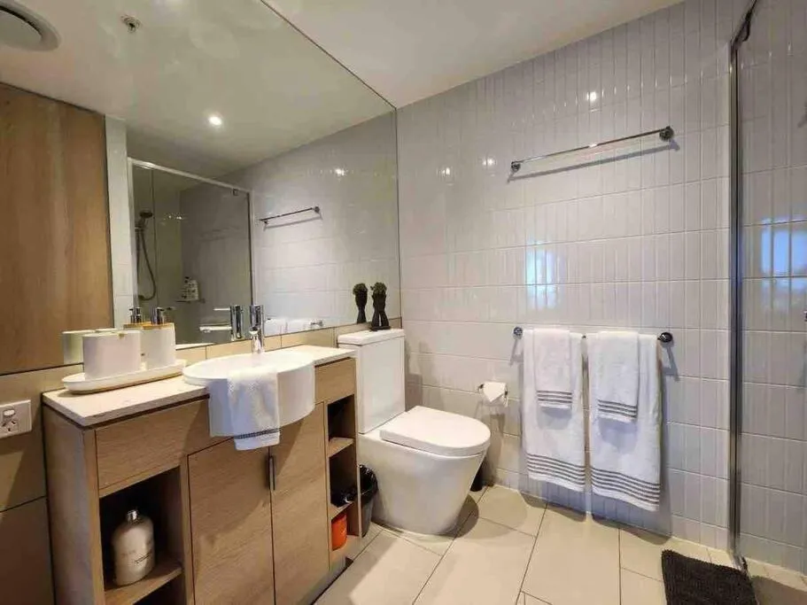 Shower in Broadbeach Business or Leisure