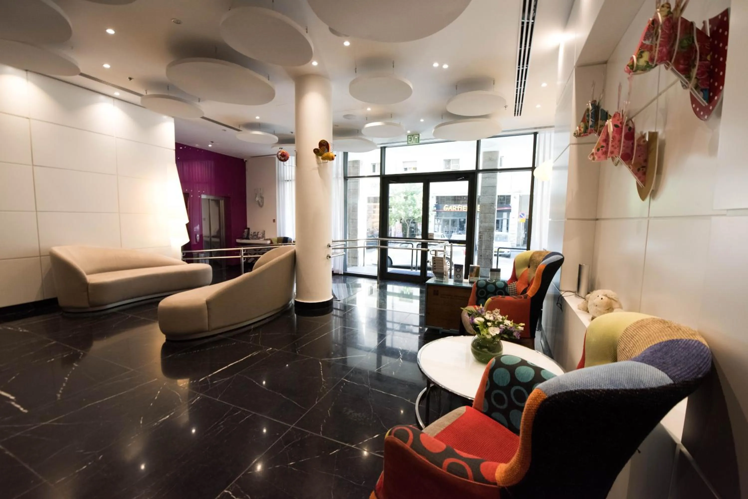 Seating area in Eyal Hotel by Smart Hotels