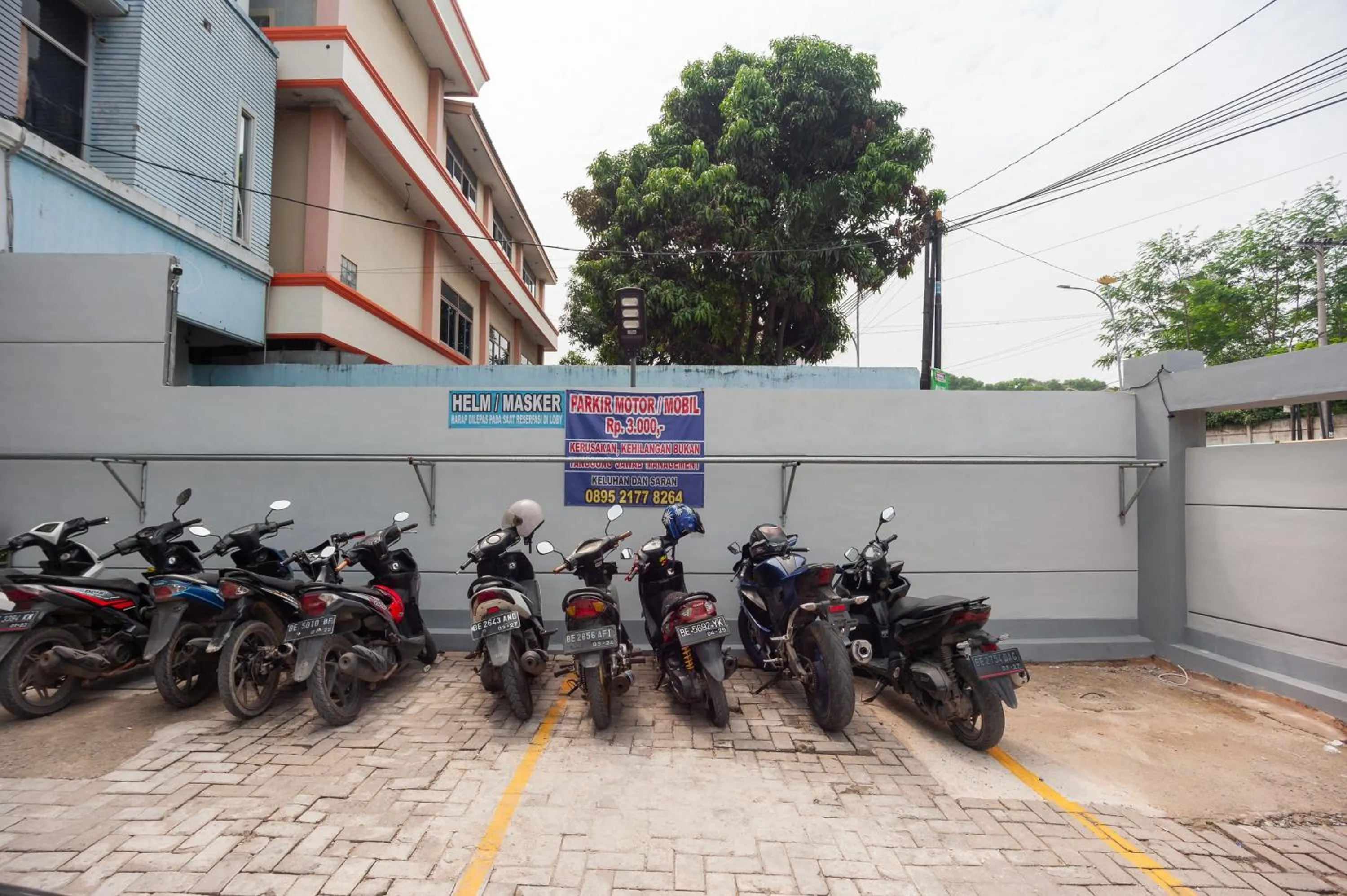 Parking in RedDoorz @ Kali Balok Lampung