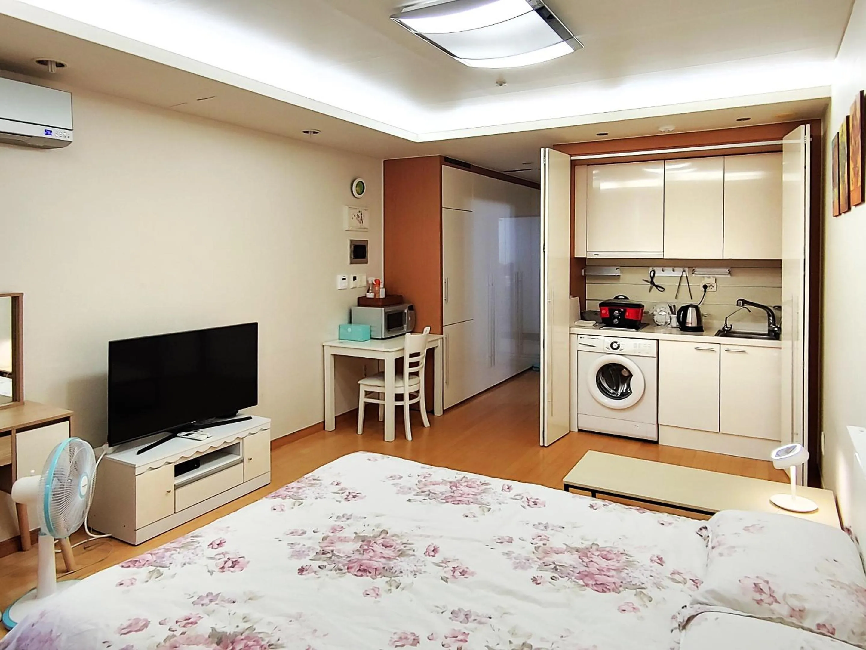 Bed in Khan Residence