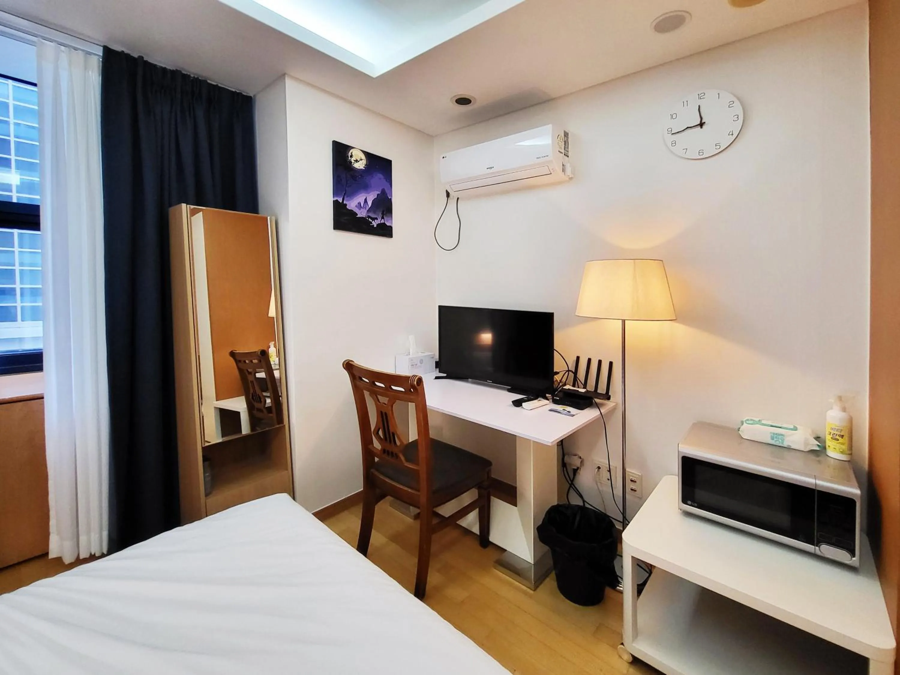 Bed in Khan Residence