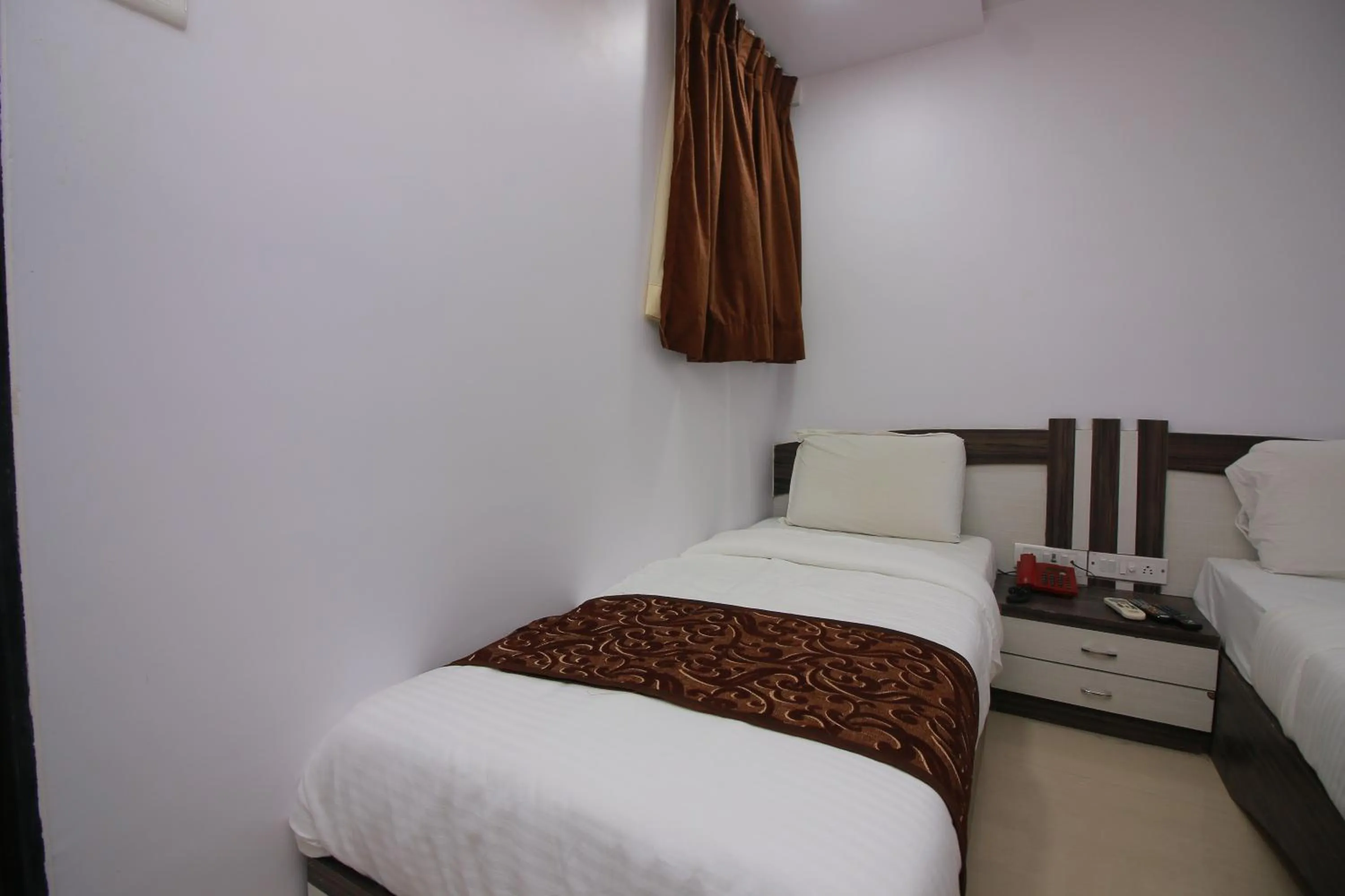 cot, Bed in Hotel Apex