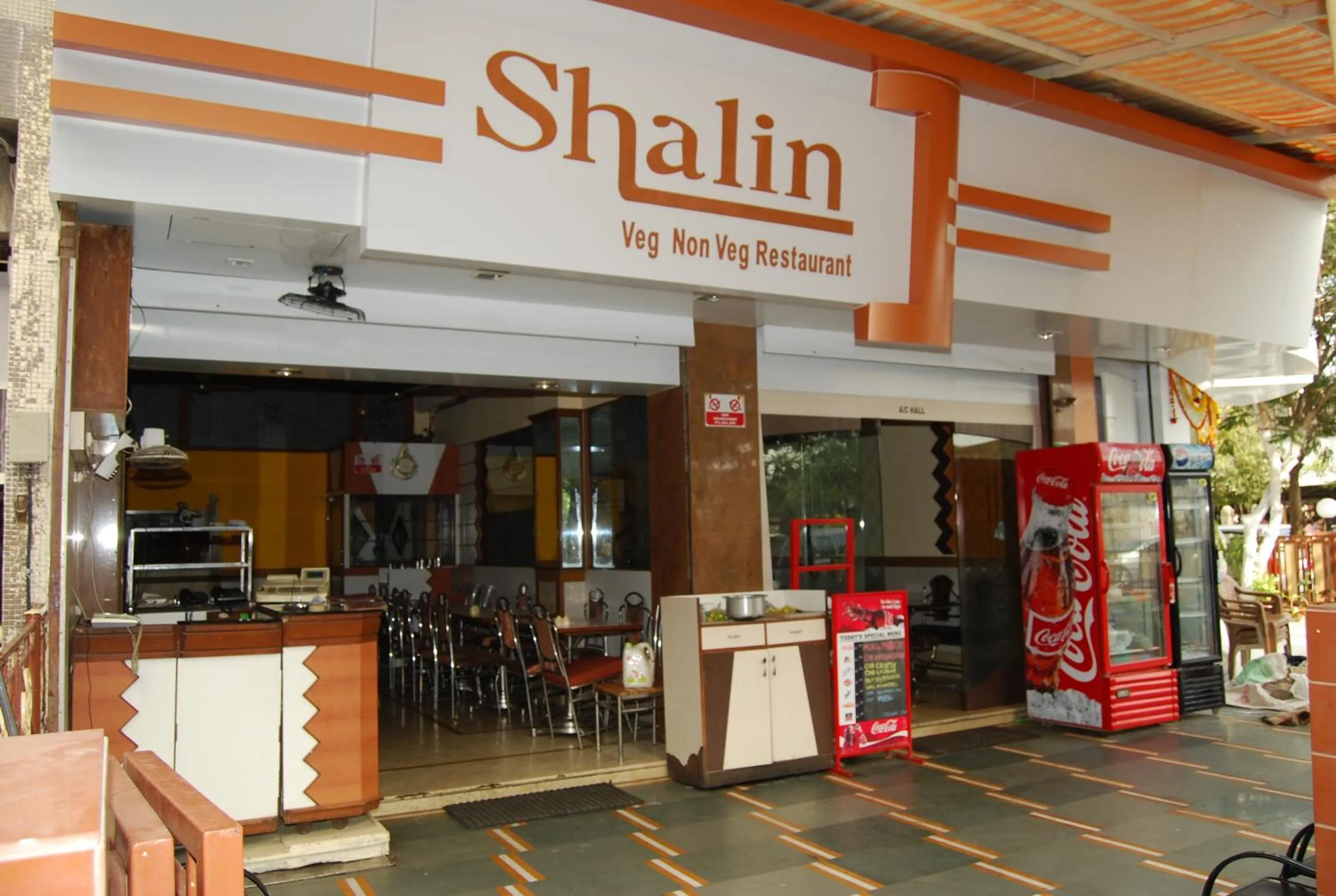 Restaurant/places to eat in Hotel Apex