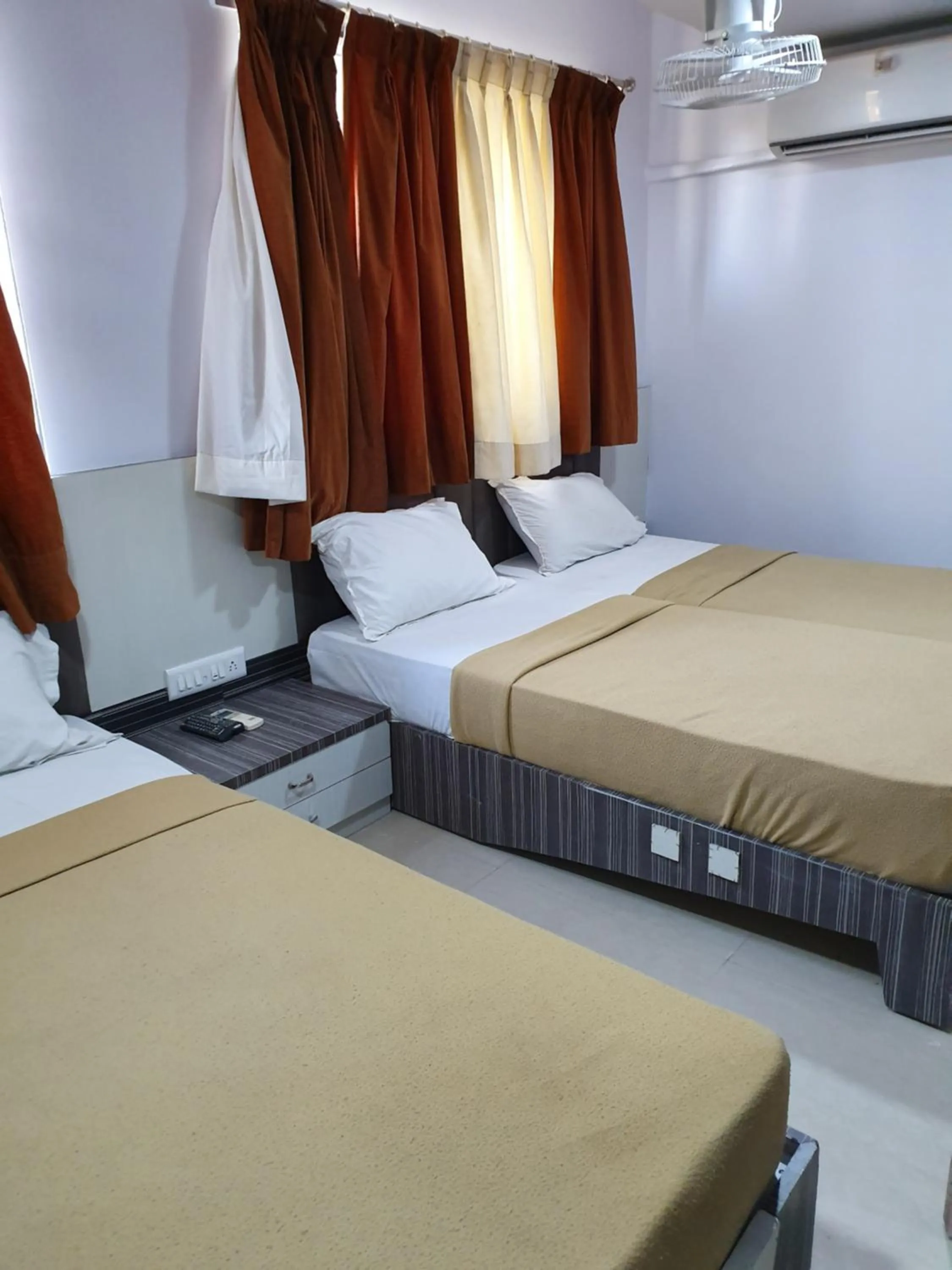 cot, Bed in Hotel Apex