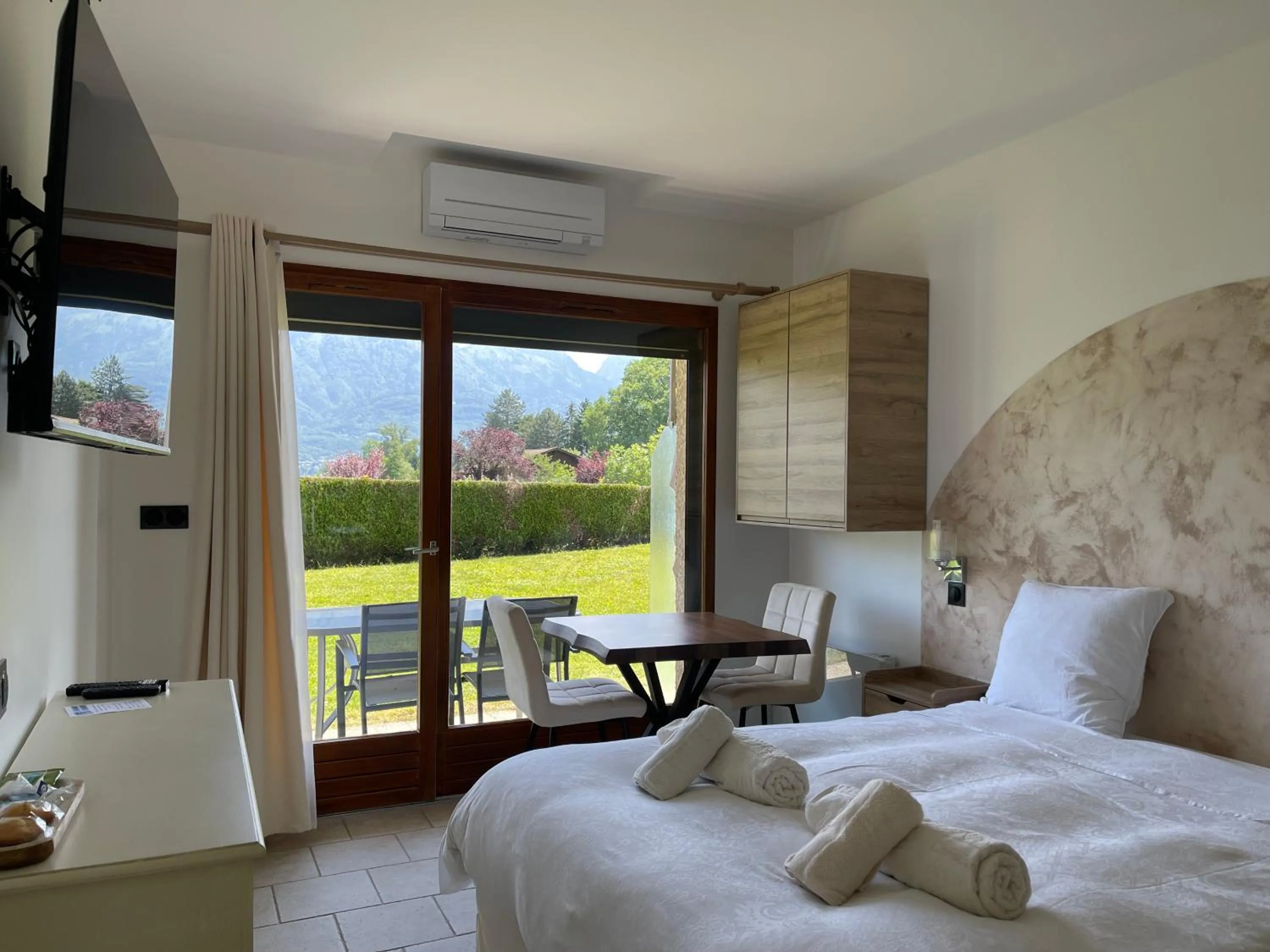 Photo of the whole room, Bed in La Parenthèse Enchantée