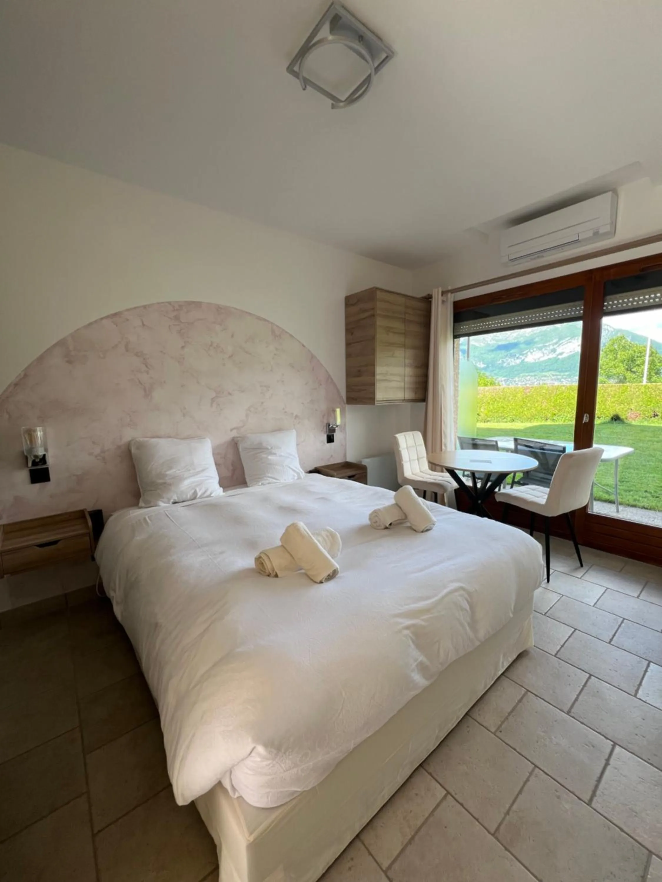 Shower, Bed in La Parenthèse Enchantée