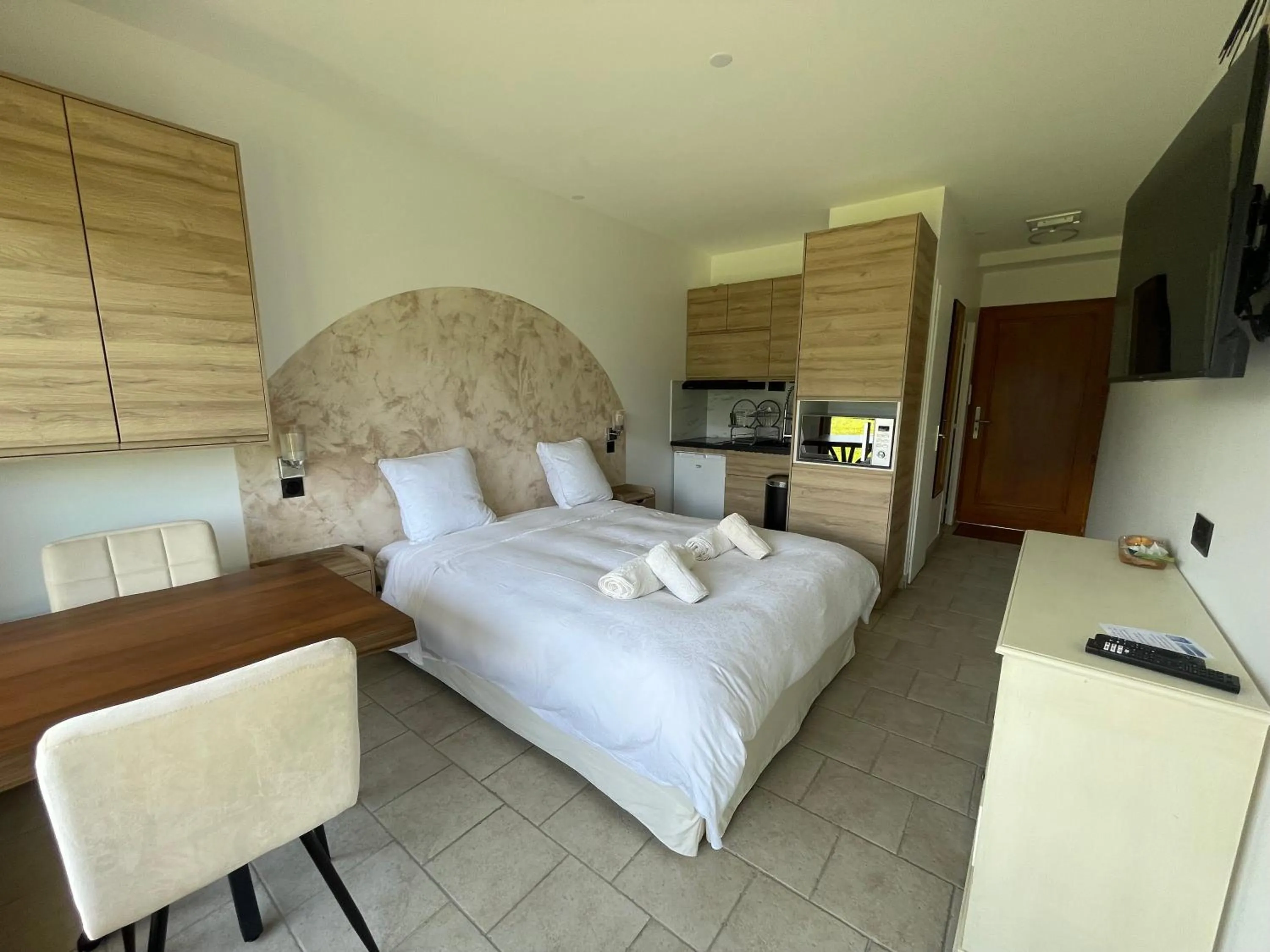 Shower, Bed in La Parenthèse Enchantée