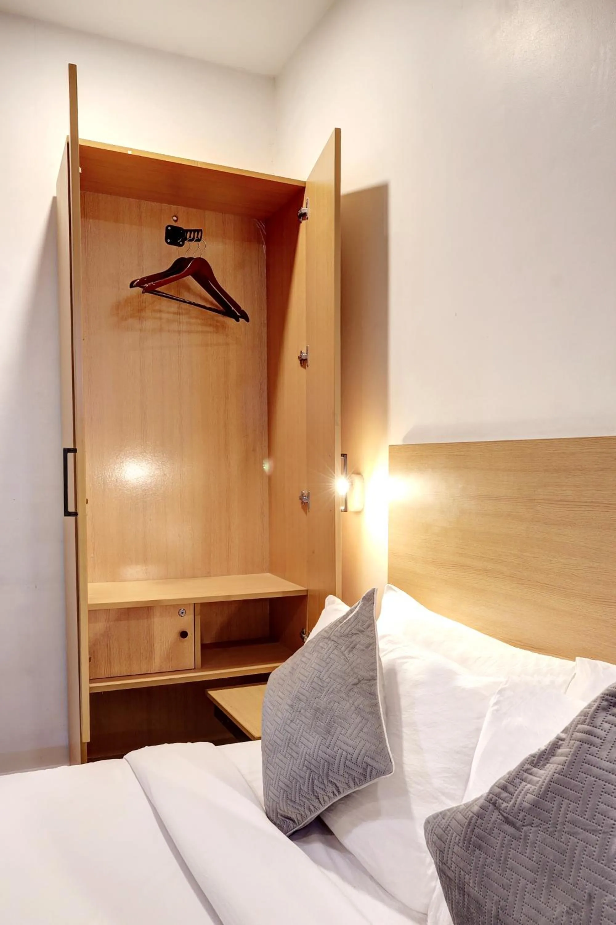 Bed in Hotel The Rasa Near Welcome Metro Station