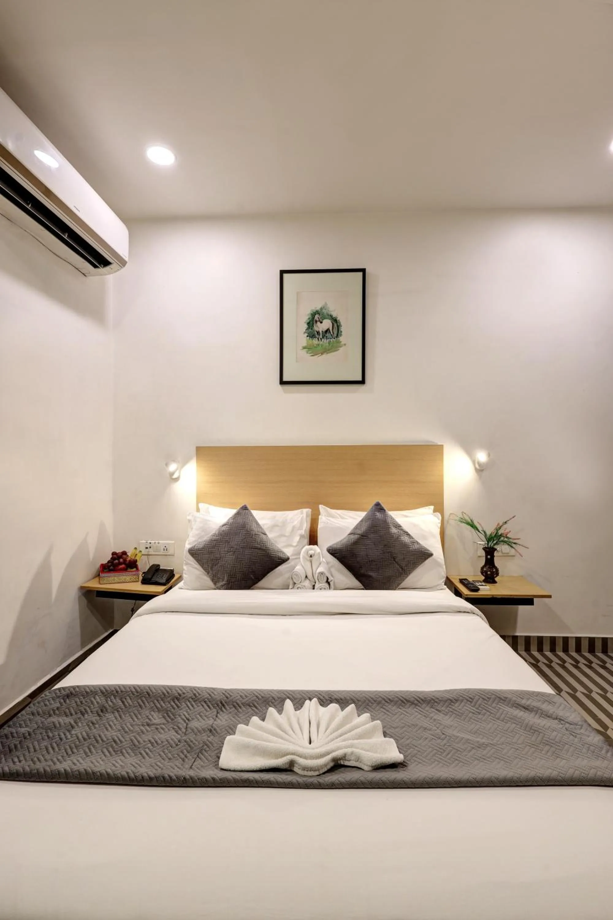 Bed in Hotel The Rasa Near Welcome Metro Station