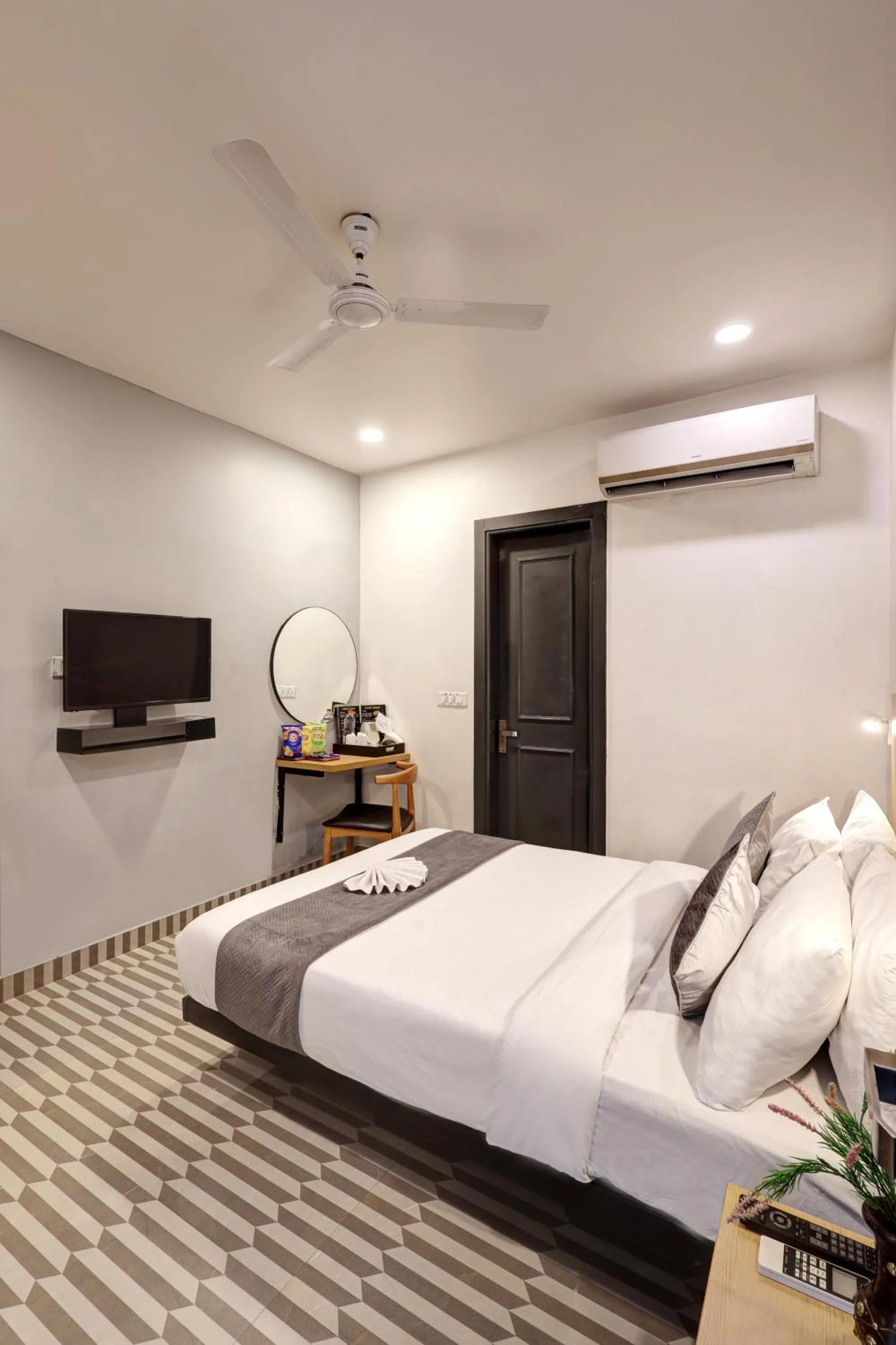 Bed in Hotel The Rasa Near Welcome Metro Station