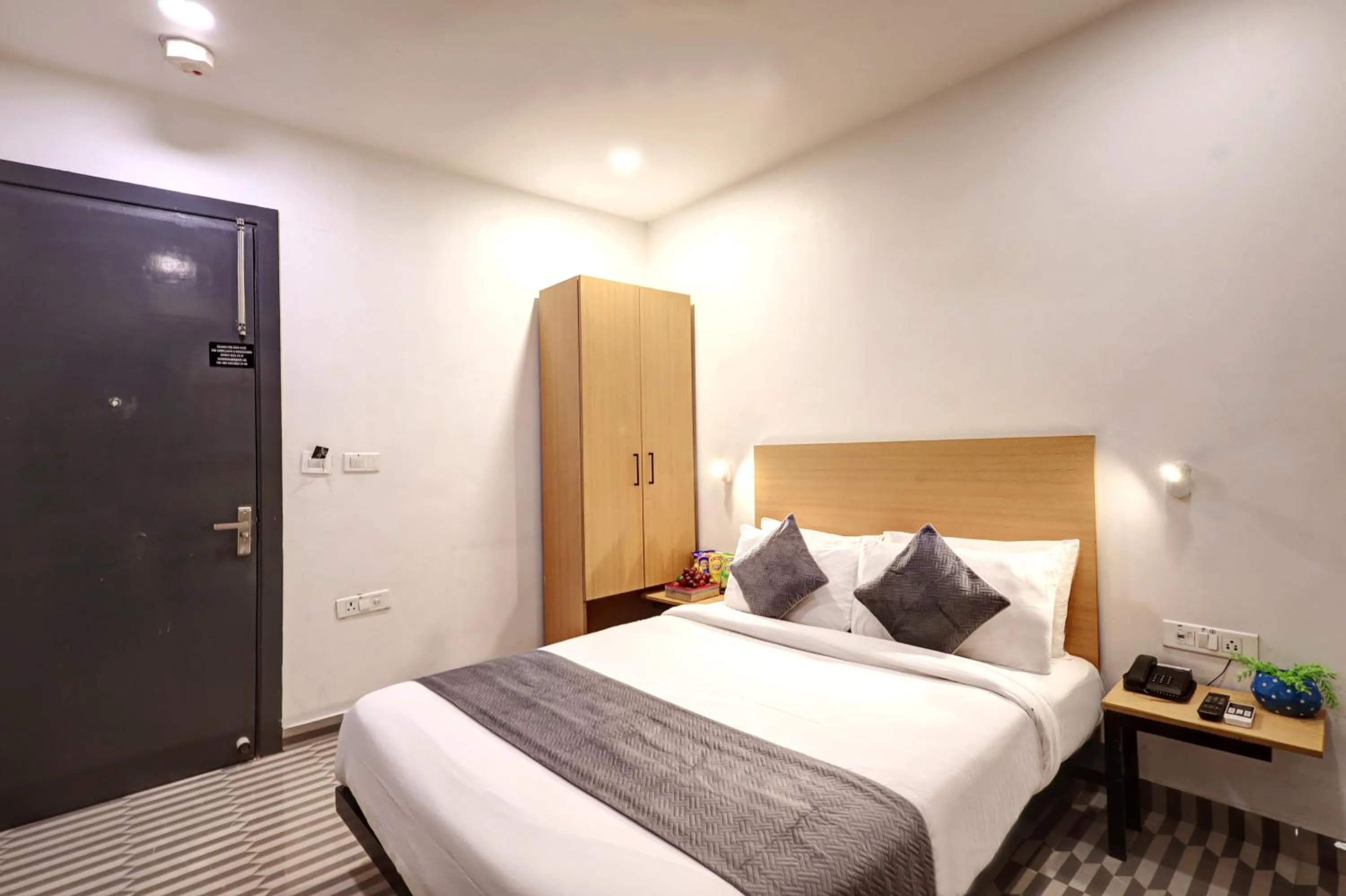 Bed in Hotel The Rasa Near Welcome Metro Station