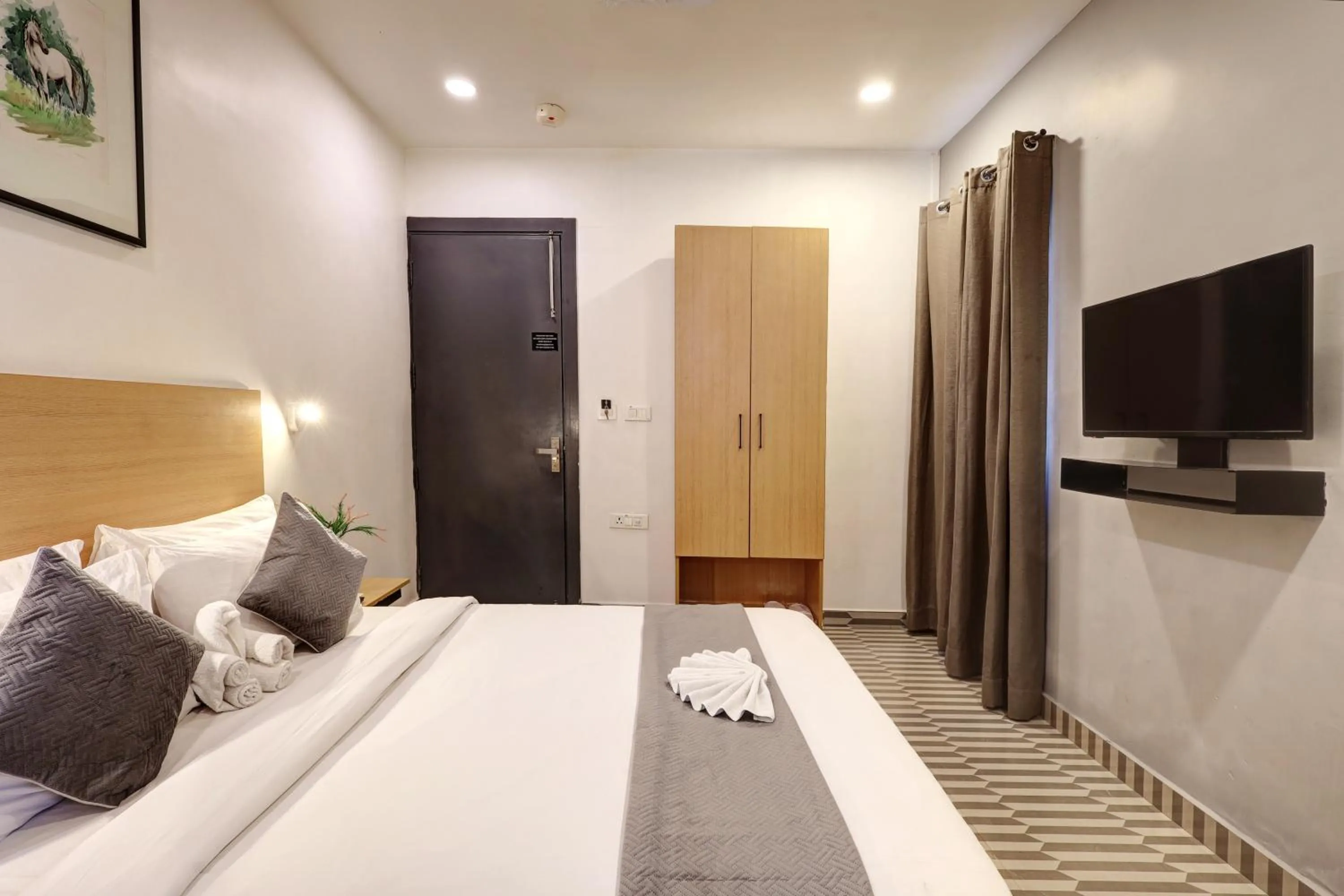 Bed in Hotel The Rasa Near Welcome Metro Station