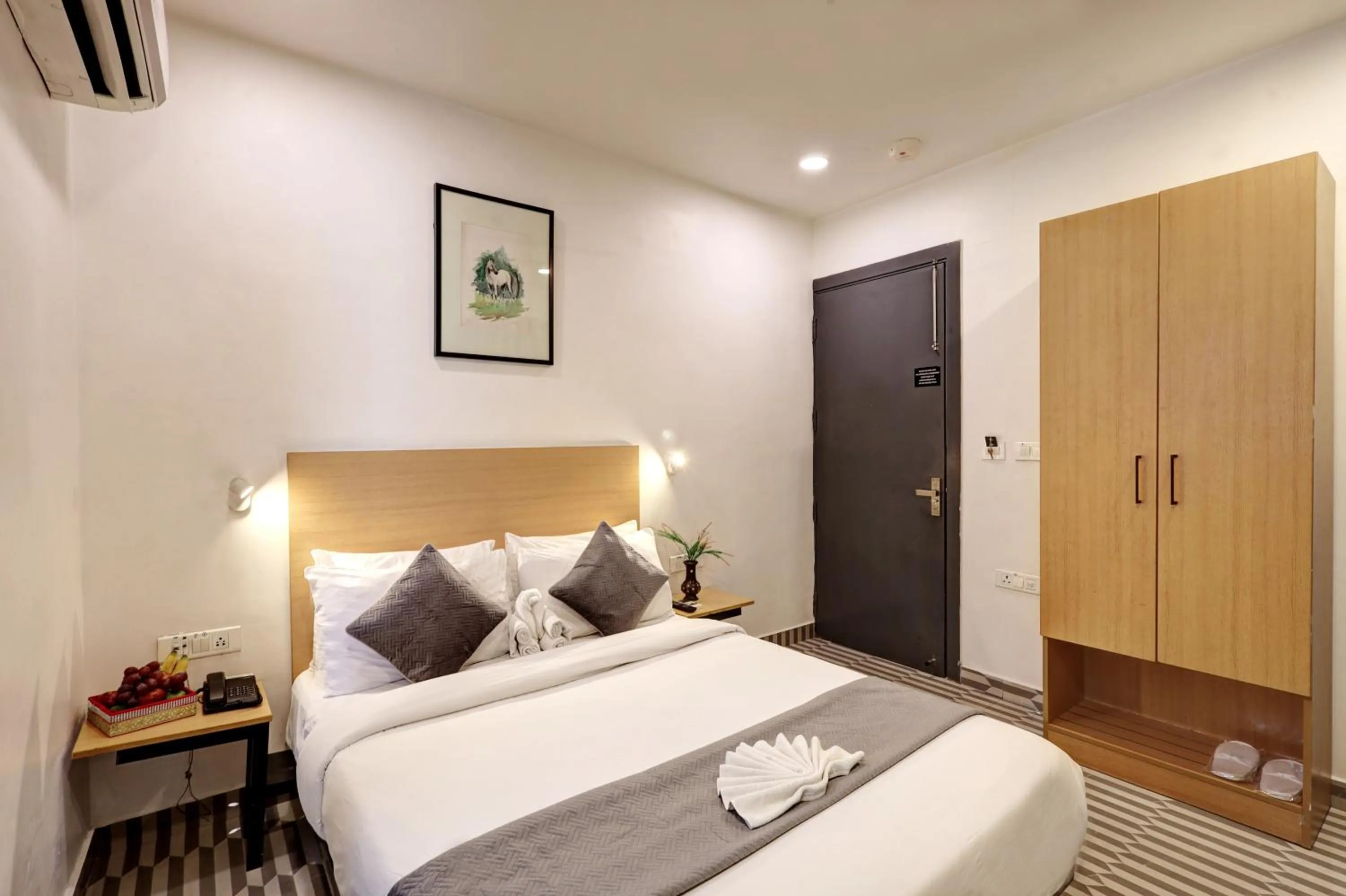 Bed in Hotel The Rasa Near Welcome Metro Station