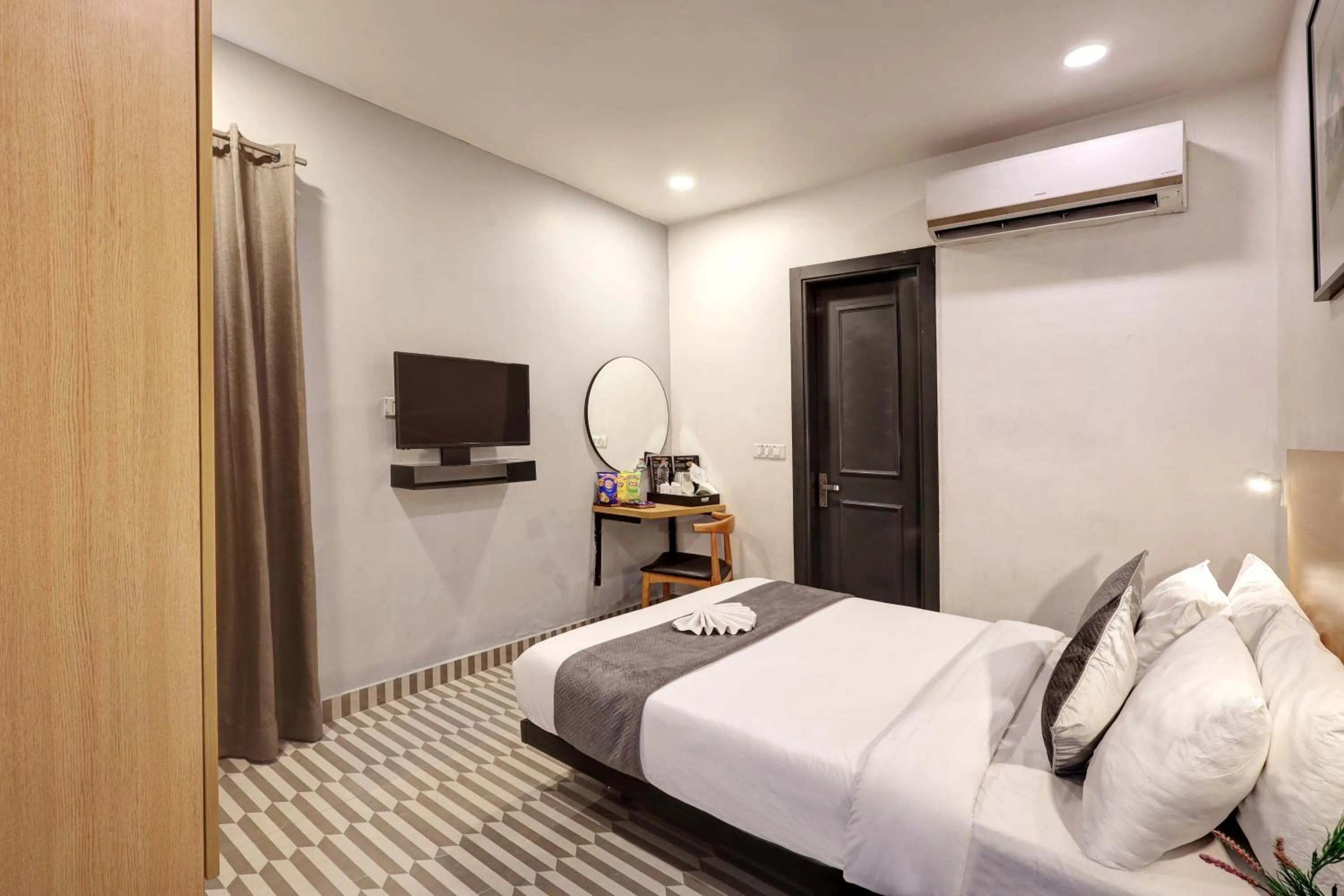 Bed in Hotel The Rasa Near Welcome Metro Station