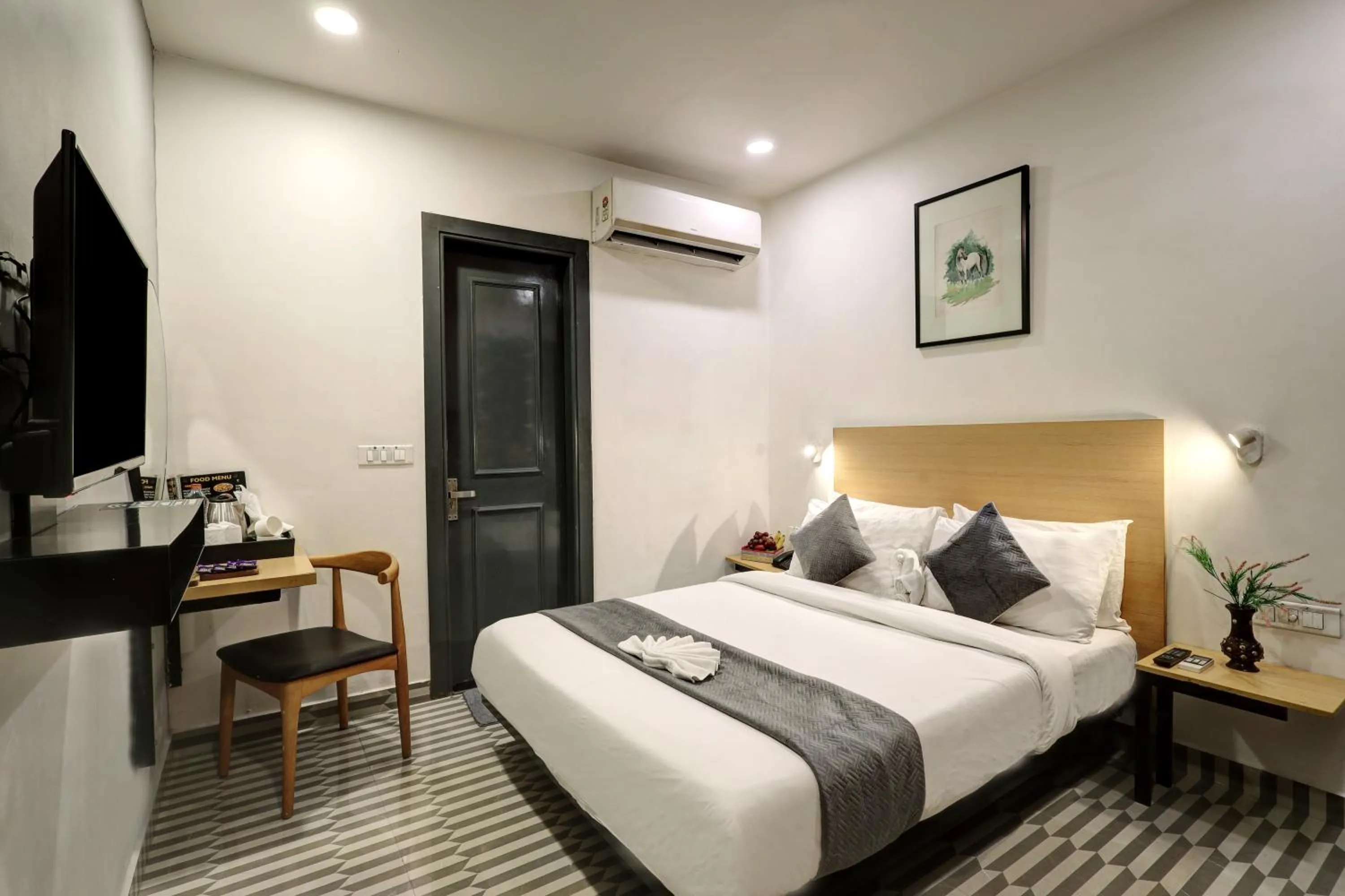 Bed in Hotel The Rasa Near Welcome Metro Station