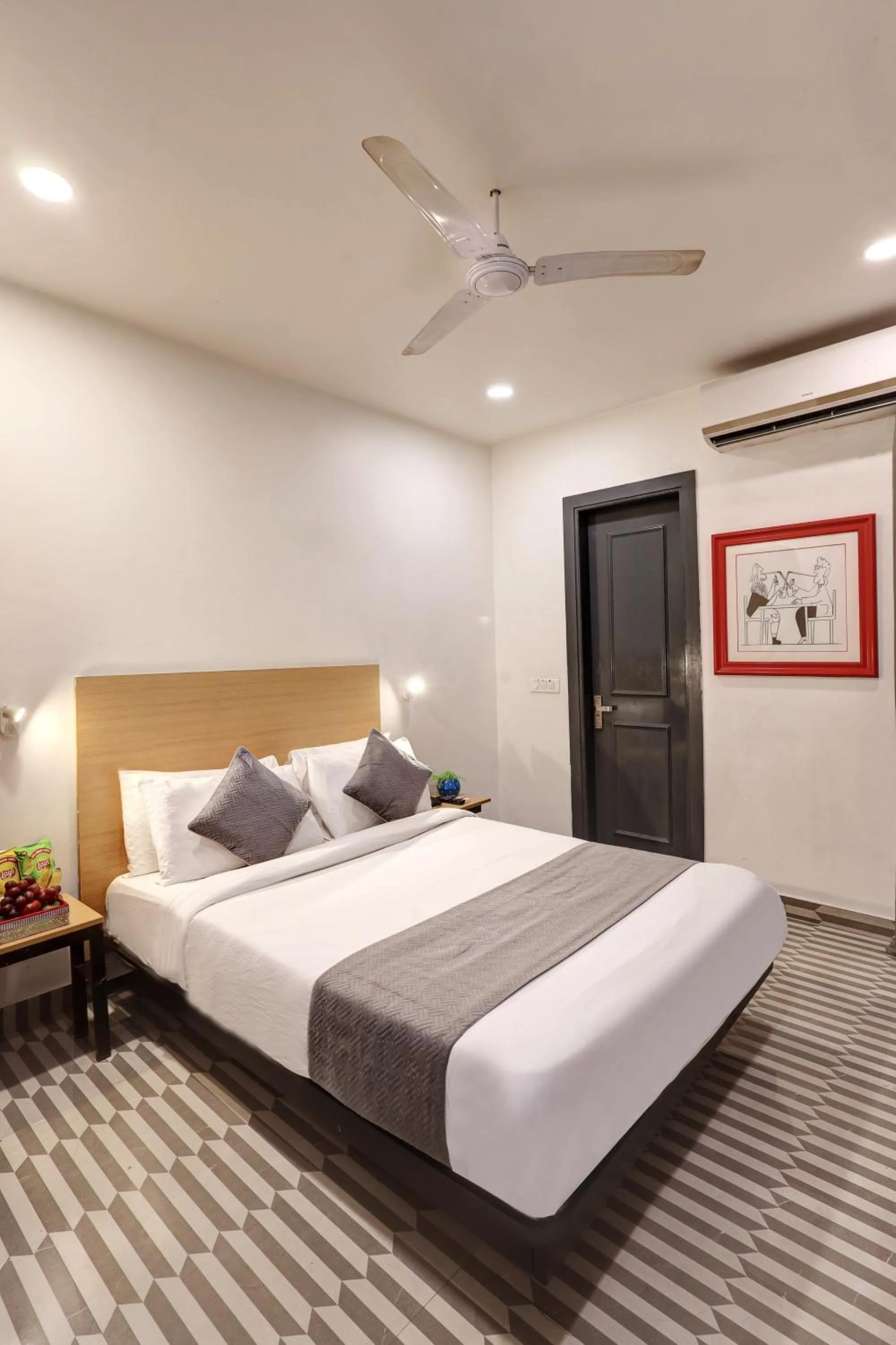 Bed in Hotel The Rasa Near Welcome Metro Station