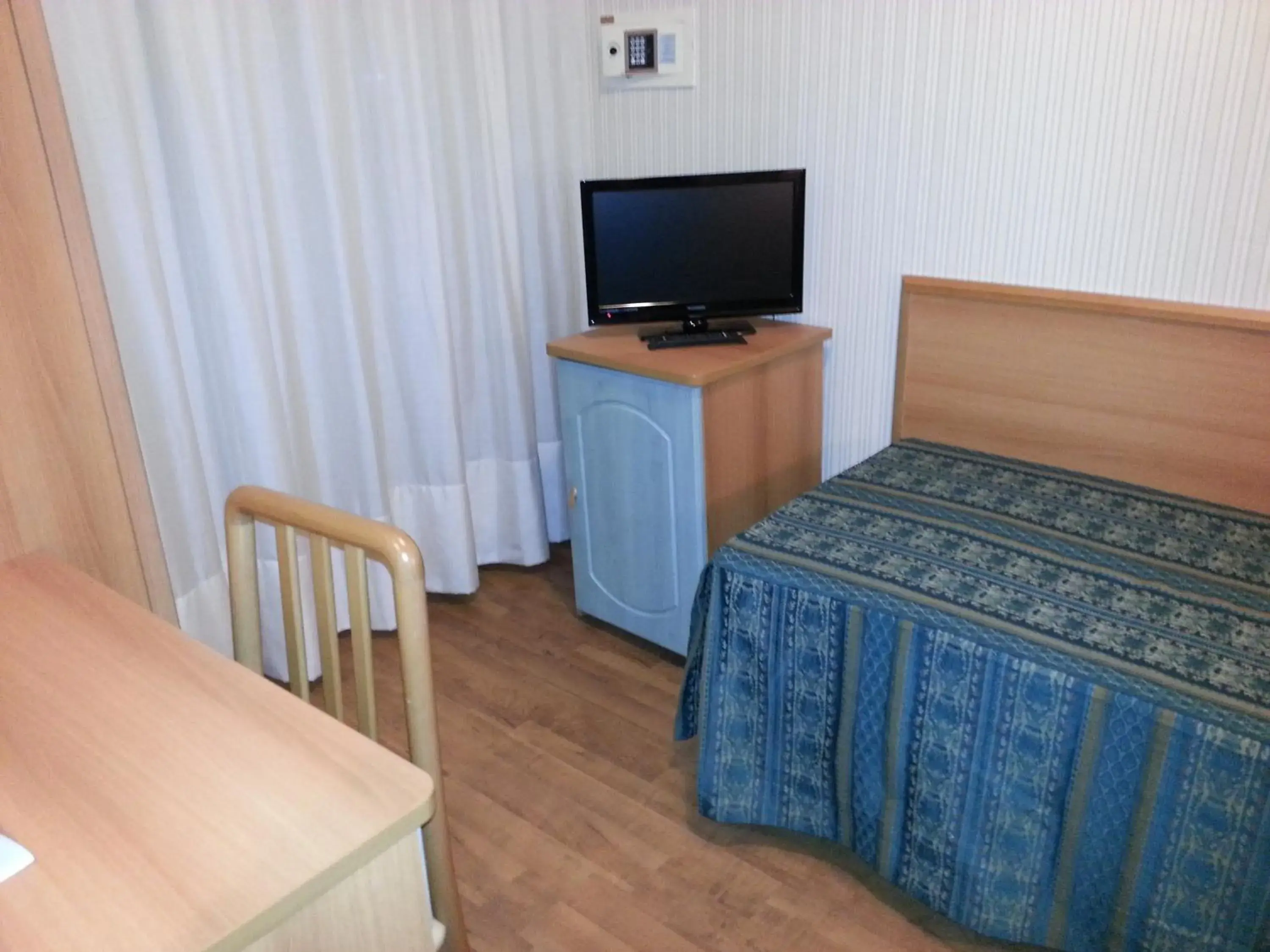 Bed, TV/Entertainment Center in Hotel President