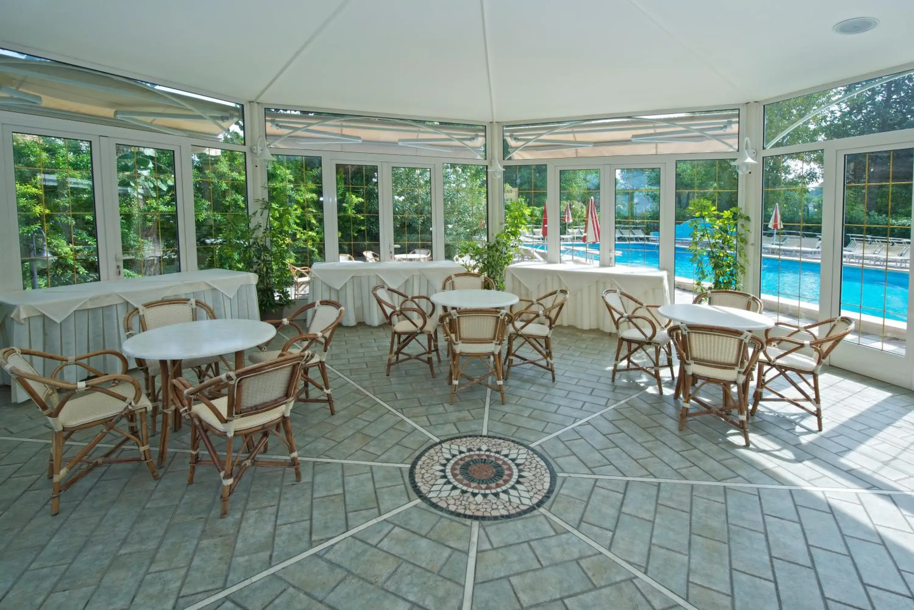 Seating area, Restaurant/Places to Eat in Hotel President