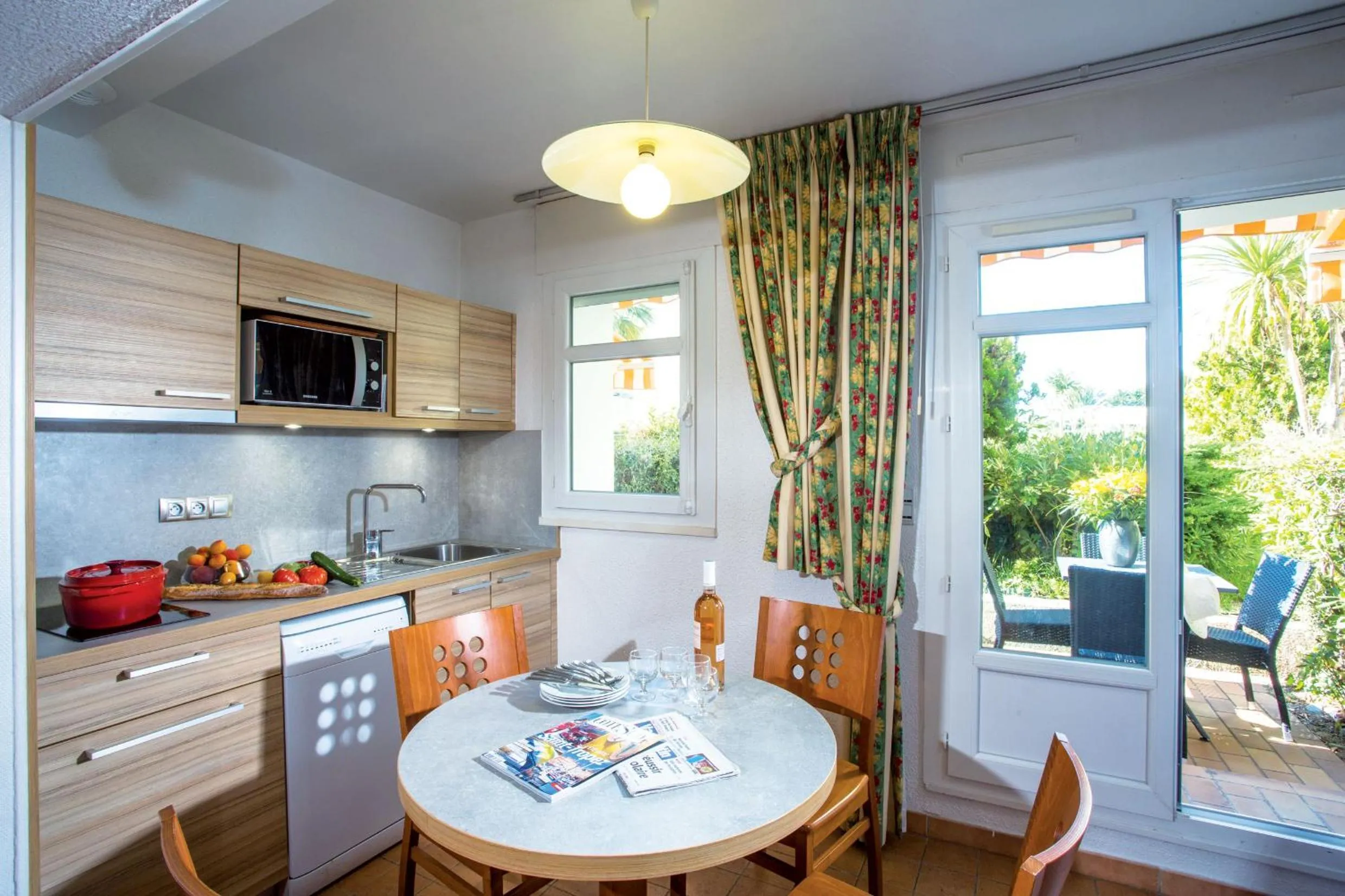 Kitchen or kitchenette in Residence Vacances Bleues le Mediterranée