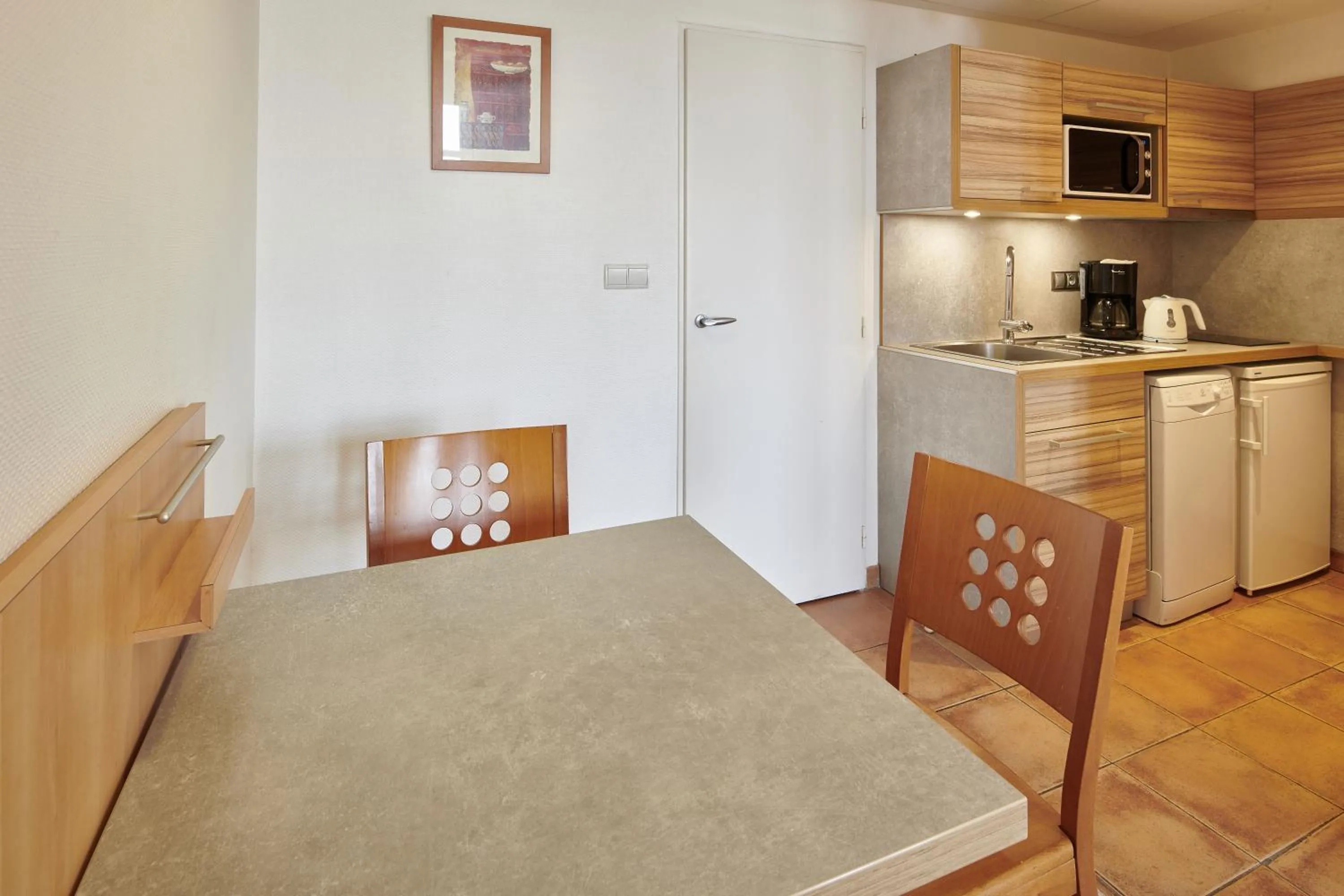 Kitchen or kitchenette in Residence Vacances Bleues le Mediterranée