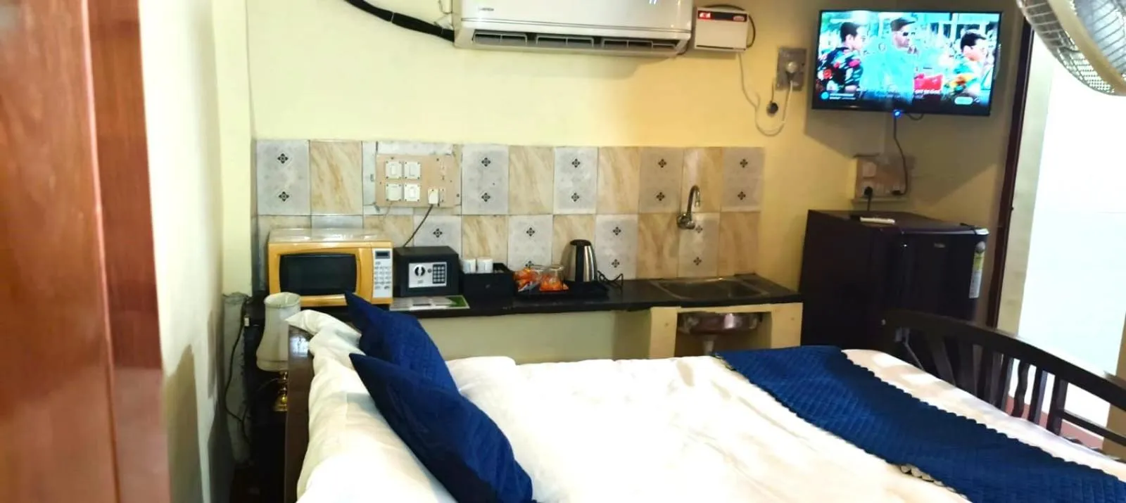 Coffee/tea facilities, Bed in Chan Beach Resort & Hotel