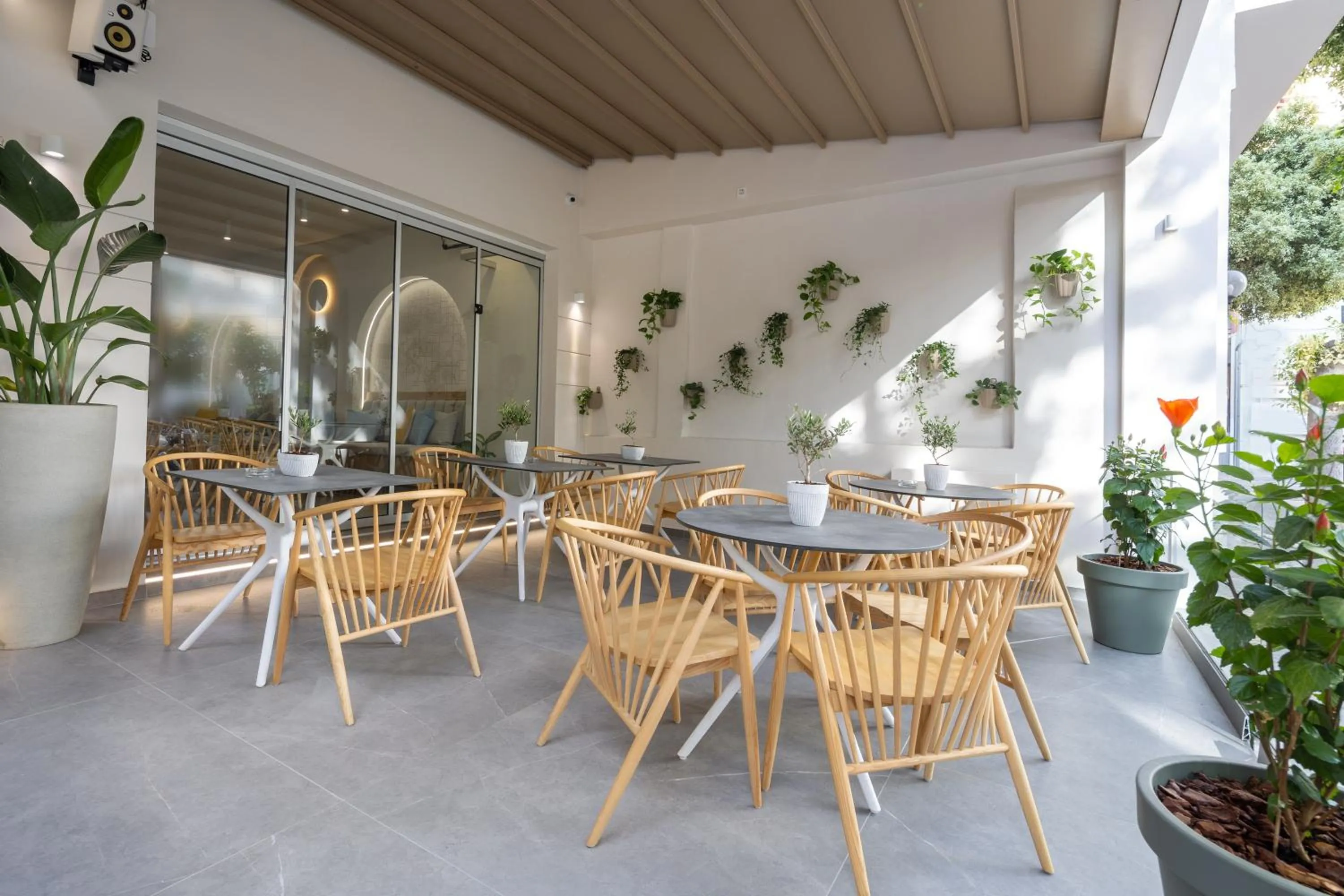 Restaurant/places to eat in Epavli Grace Hotel