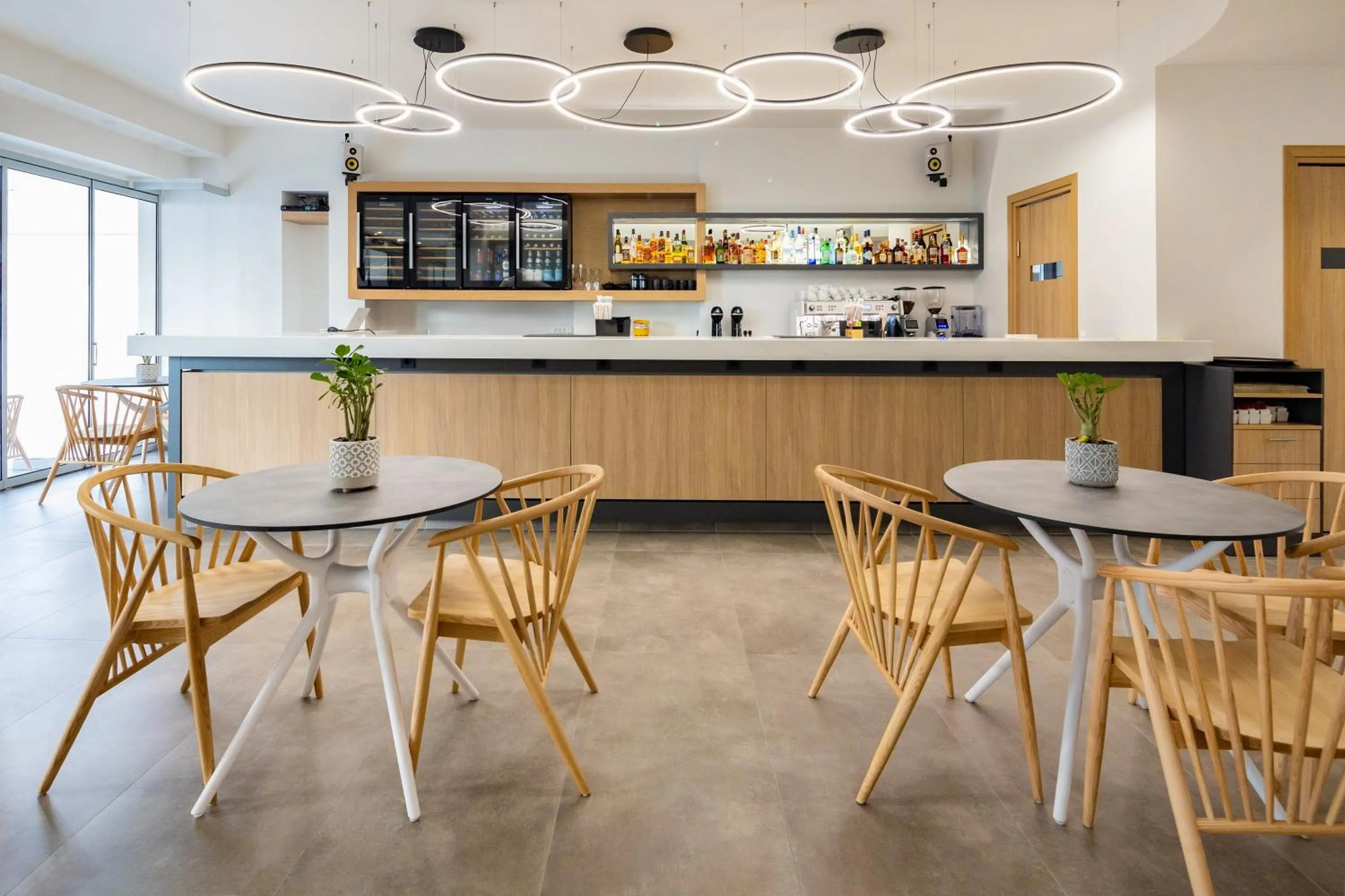 Restaurant/places to eat in Epavli Grace Hotel