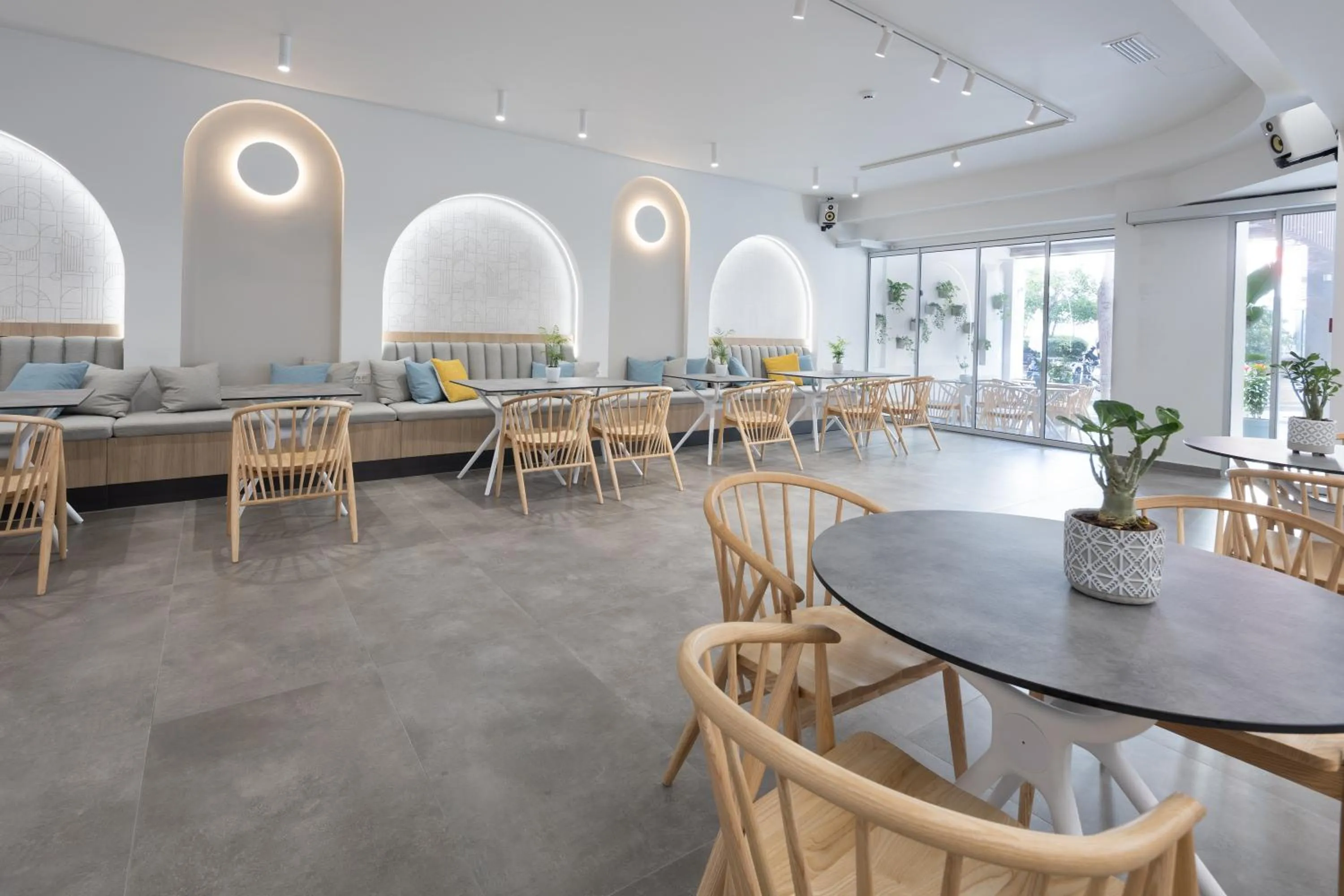 Restaurant/places to eat in Epavli Grace Hotel