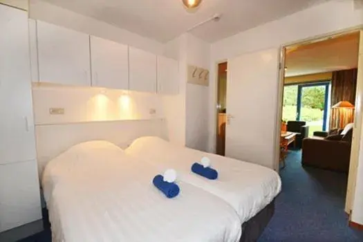 Apartment with Terrace - single occupancy in Ster-Appartement ""TIME-OUT"", met eigen KEUKEN, ZONNIG TERRAS, VERWARMD ZWEMBAD, nabij DORP, DUINEN en STRAND Apartment with Terrace - single occupancy in Ster-Appartement ""TIME-OUT"", met eigen KEUKEN, ZONNIG TERRAS, VERWARMD ZWEMBAD, nabij DORP, DUINEN en STRAND