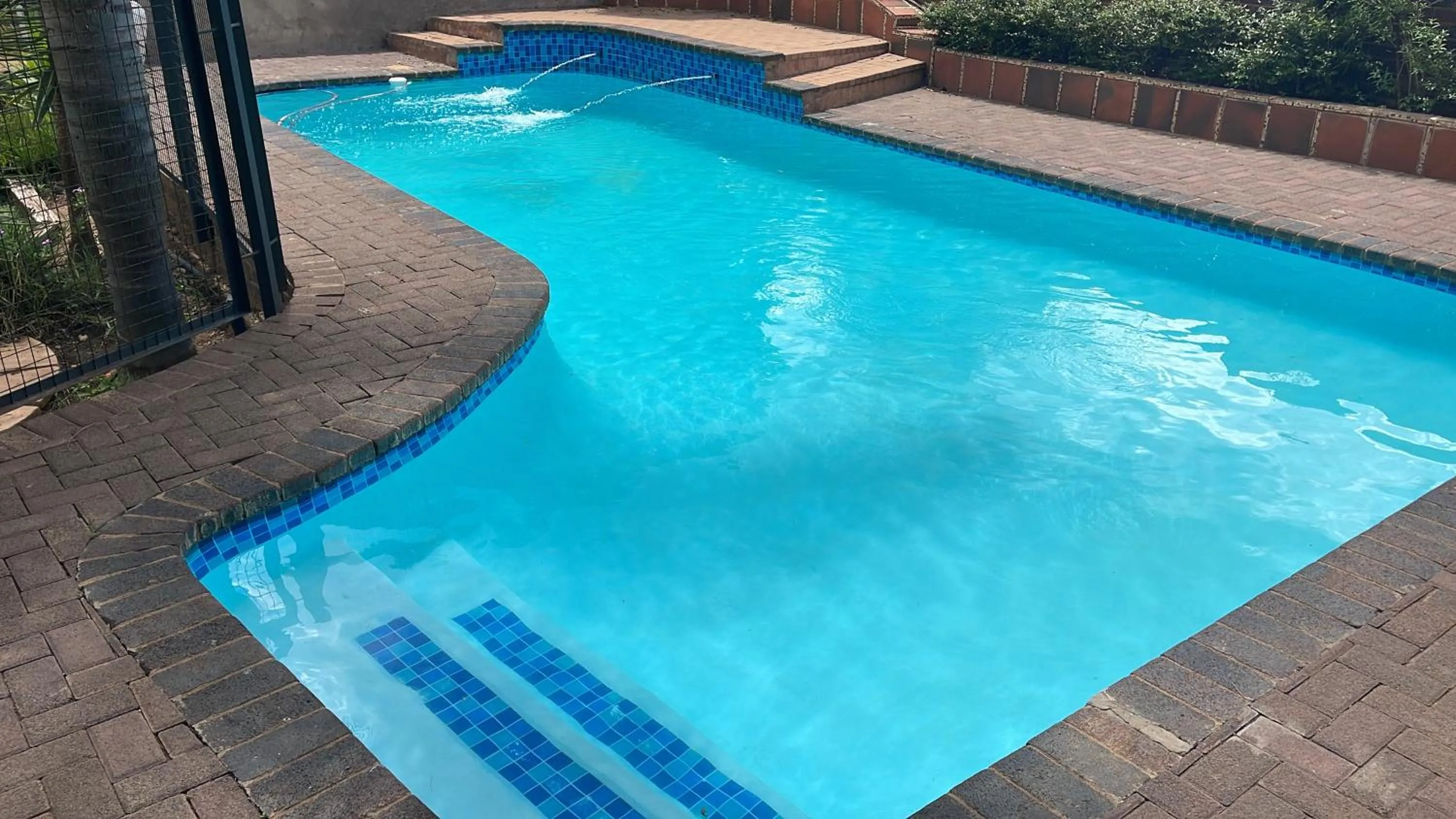 Swimming pool in Grants Hill Inn