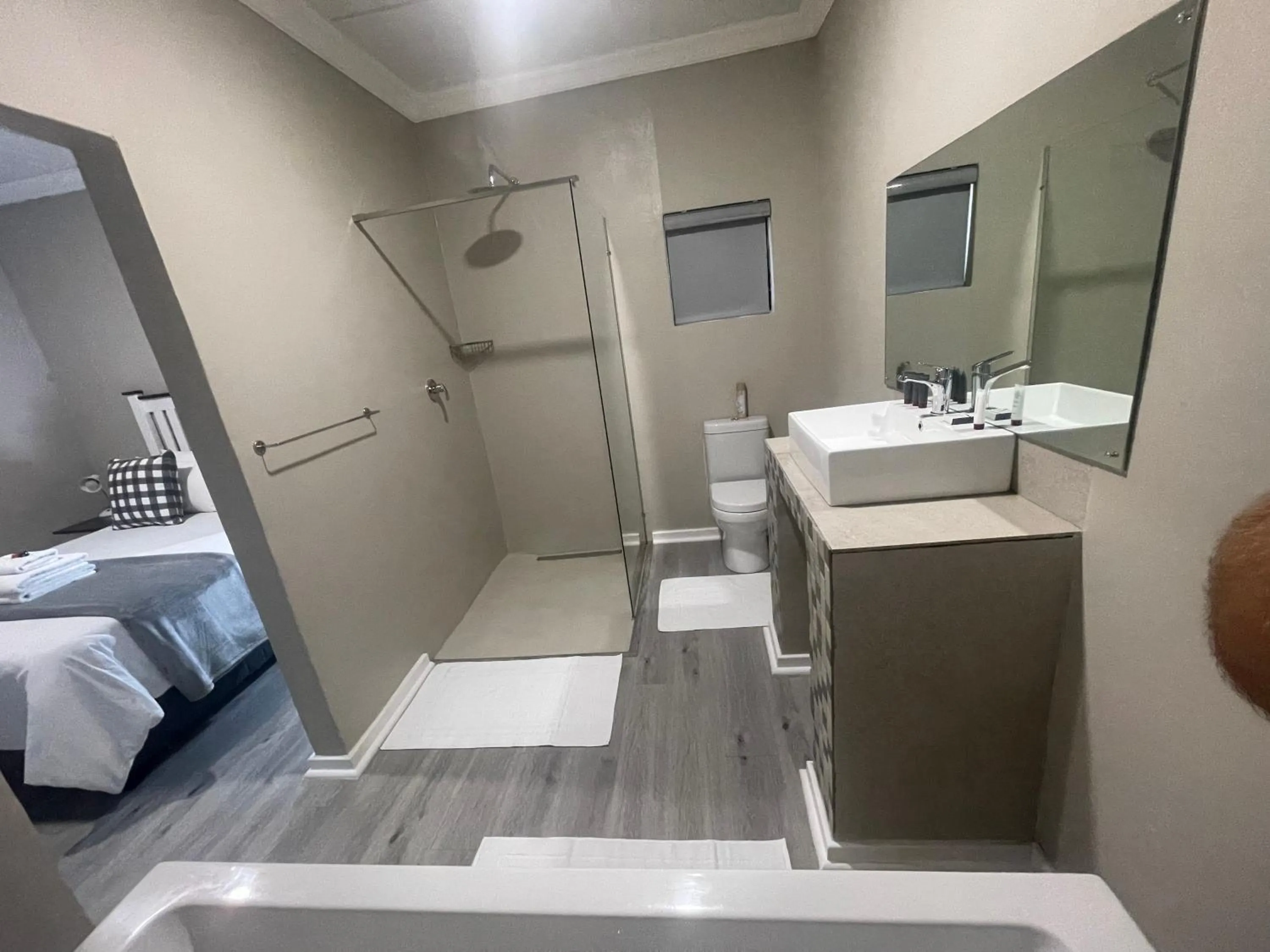 Bathroom, Bed in Grants Hill Inn